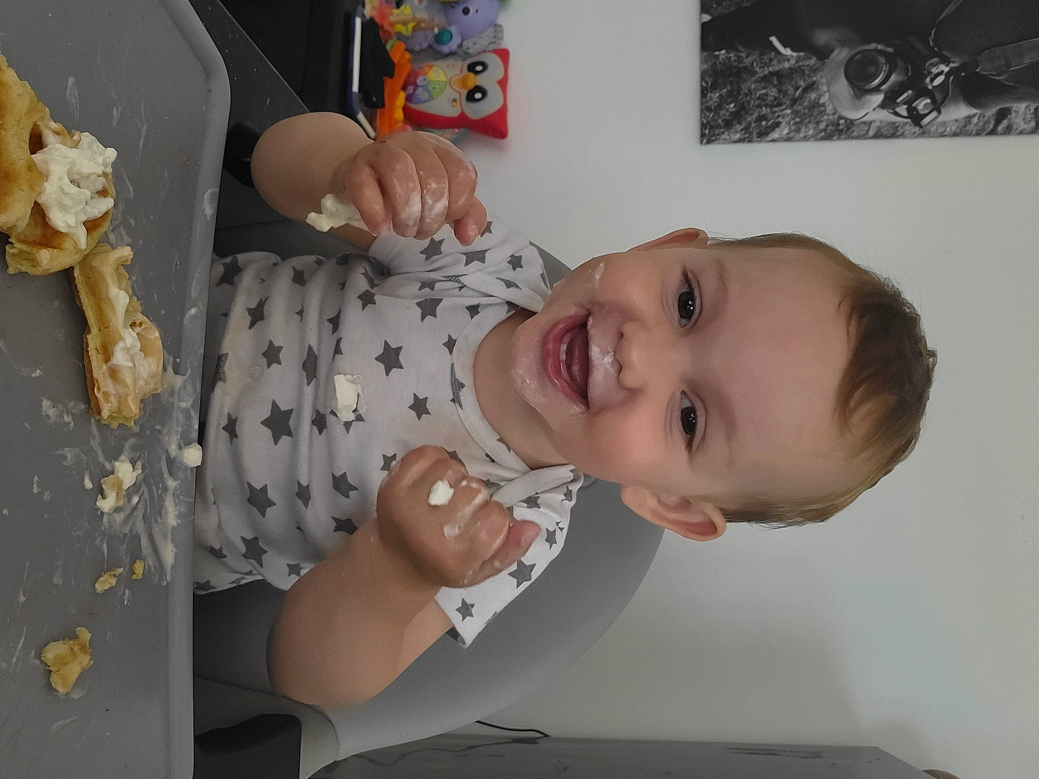 Kelyo participe au concours pour gagner de l'argent avec cette photo : baby, baby_laughing, baby_products, baby_toddler_clothing, bathing, chair, cheek, child, food, fun, happy, joy, laugh, mouth, nose, person, room, smile, toddler, toy