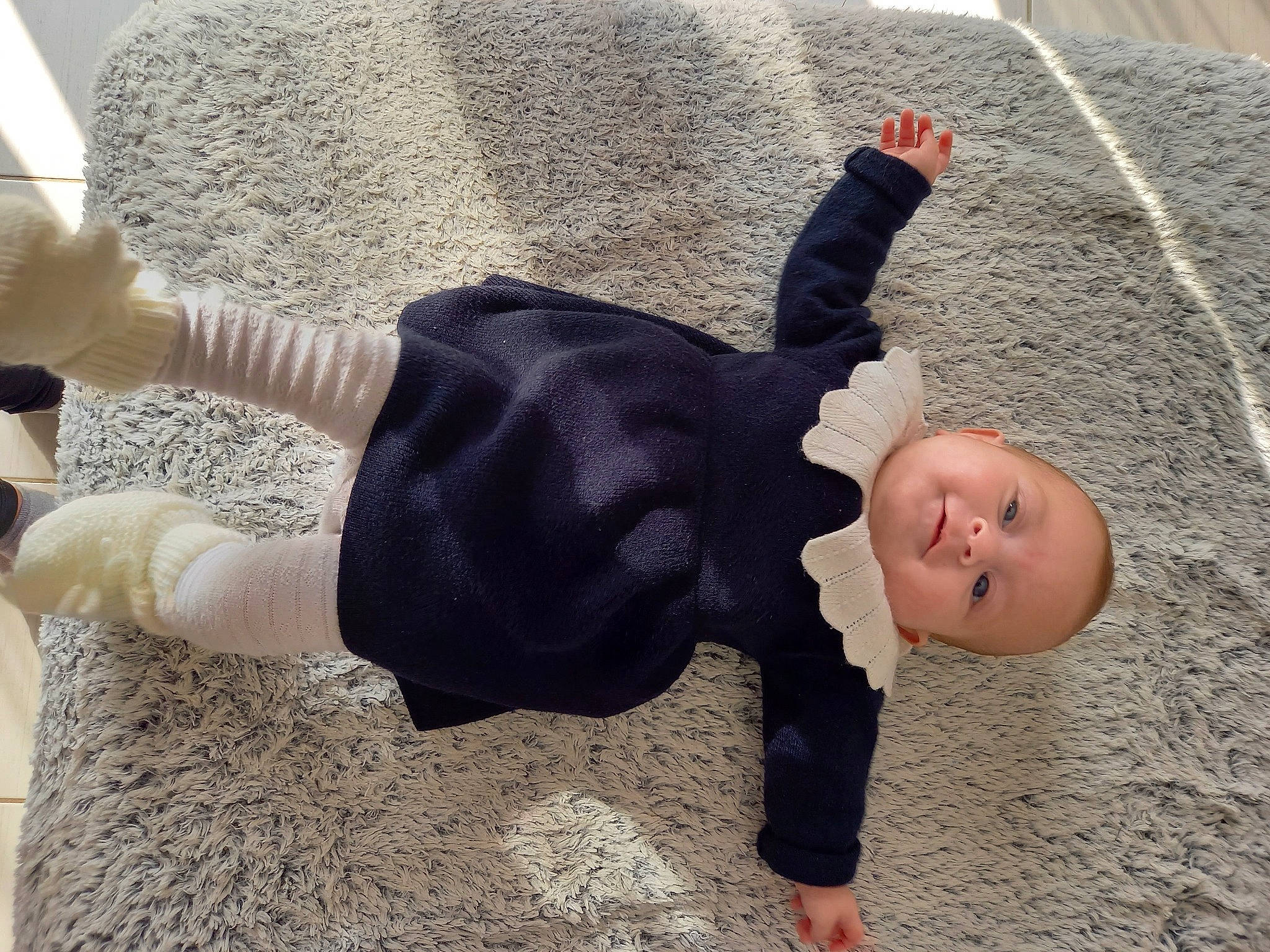 Malia participe au concours pour gagner de l'argent avec cette photo : arm, comfort, finger, floor, flooring, foot, gesture, happy, human_body, joint, knee, leg, mammal, person, product, sleeve, sock, textile, thigh, wall