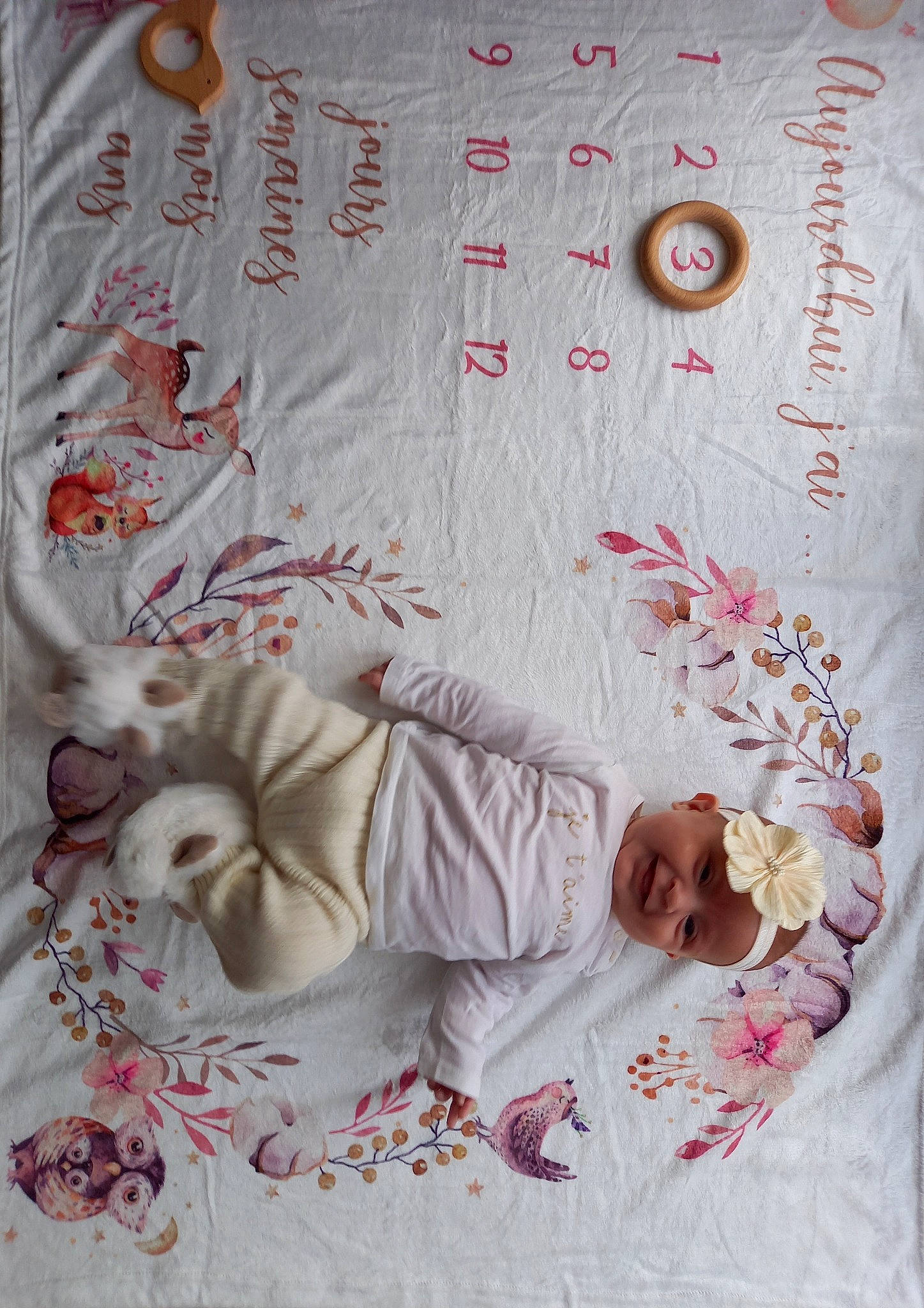 Malia a rejoint le concours — aidez-le/la à gagner de superbes lots ! art, bed_sheet, bedding, child, craft, fashion_accessory, font, headwear, linens, magenta, needlework, ornament, pattern, peach, person, petal, pillow, pink, room, textile