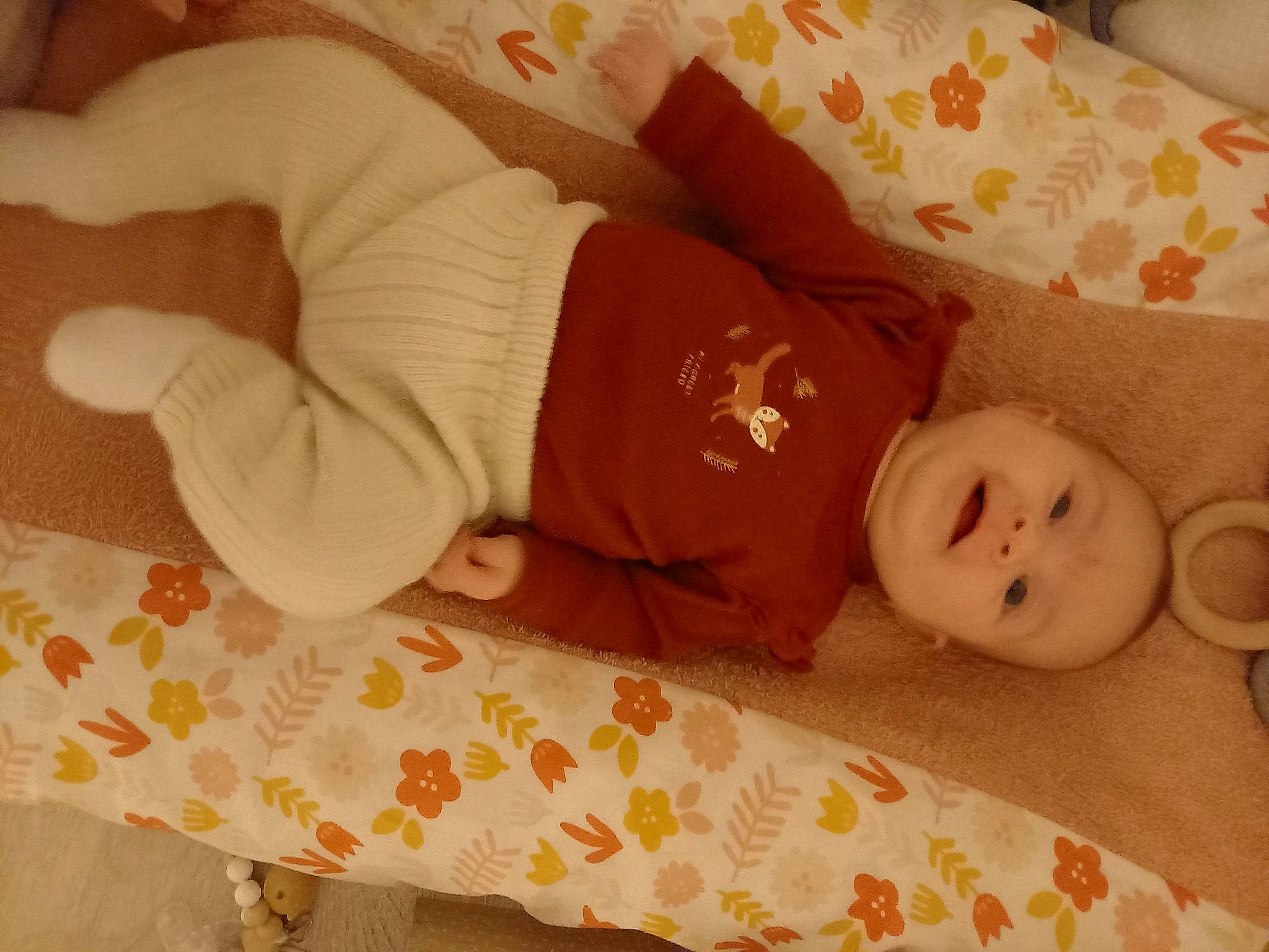 Malia a rejoint le concours — aidez-le/la à gagner de superbes lots ! baby, baby_sleeping, baby_toddler_clothing, bed, bed_sheet, bedding, bedtime, child, comfort, flooring, human_leg, linens, pattern, person, room, skin, sleeve, textile, toddler, vertebrate