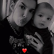 José participe au concours pour gagner de l'argent avec cette photo : baby, black_and_white, casual_clothing, child, closeup, cute, emotion, expression, face, hand, head, holding, indoor, love, people, person, portrait, selfie, woman, young