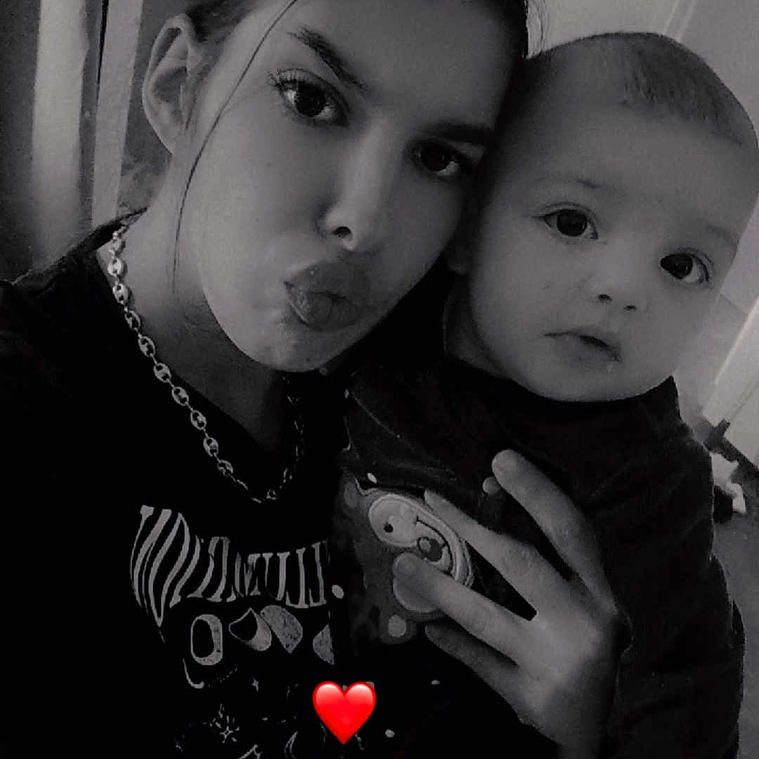 José participe au concours pour gagner de l'argent avec cette photo : baby, black_and_white, casual_clothing, child, closeup, cute, emotion, expression, face, hand, head, holding, indoor, love, people, person, portrait, selfie, woman, young