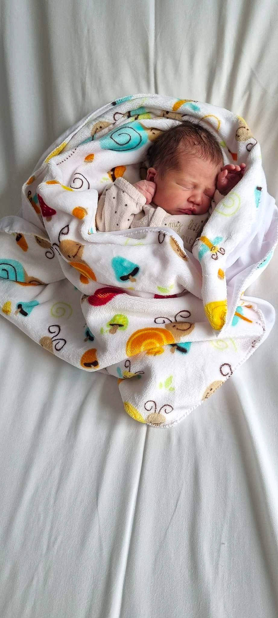 Jade participe au concours pour gagner de l'argent avec cette photo : baby, baby_products, baby_safety, baby_sleeping, baby_toddler_clothing, bedding, bib, blanket, child, collar, comfort, dress_shirt, linens, nightwear, pattern, person, sleeve, t_shirt, textile, toddler