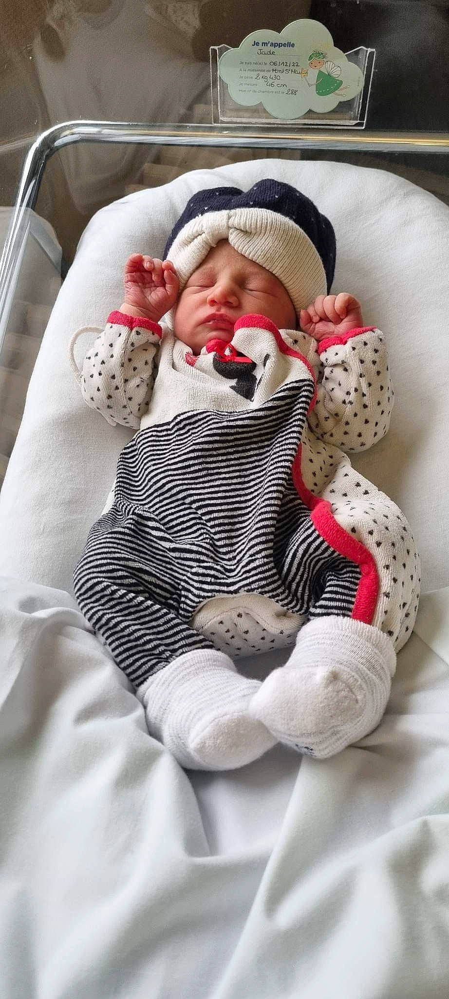 Jade a rejoint le concours — aidez-le/la à gagner de superbes lots ! baby, baby_products, baby_safety, baby_sleeping, baby_toddler_clothing, cheek, child, comfort, face, finger, head, headwear, linens, pattern, person, room, sitting, skin, sleeve, sock