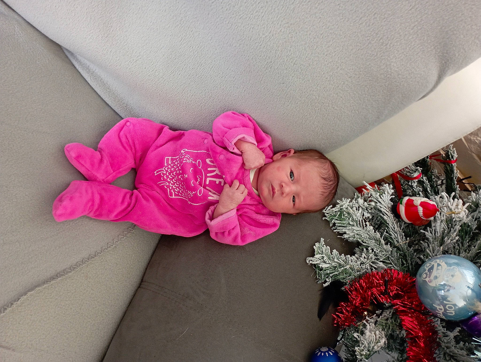 Jade a rejoint le concours — aidez-le/la à gagner de superbes lots ! baby, baby_products, baby_sleeping, baby_toddler_clothing, child, comfort, couch, event, head, leg, linens, magenta, person, pink, plant, room, sitting, sleeve, textile, toddler