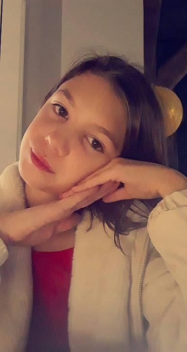 Kally a rejoint le concours — aidez-le/la à gagner de superbes lots ! beauty, black_hair, cheek, cool, eye, eyebrow, eyelash, facial_expression, finger, forehead, hairstyle, iris, jaw, lip, long_hair, muscle, nose, organ, person, skin