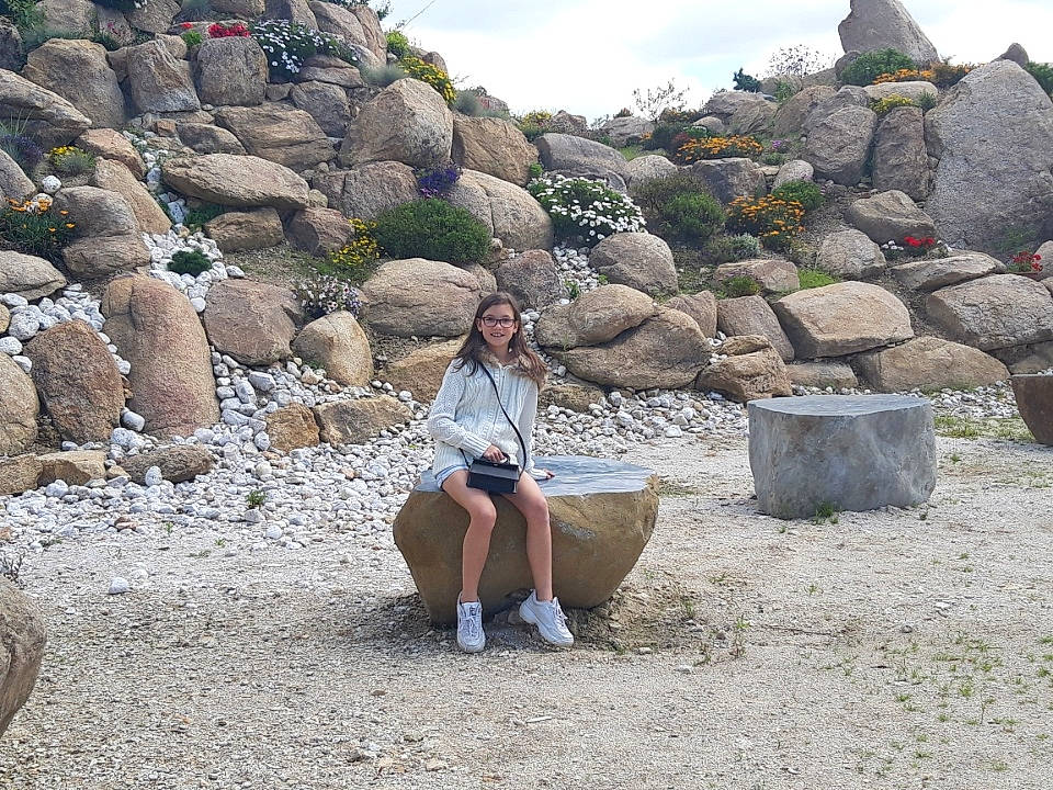 Kally a rejoint le concours — aidez-le/la à gagner de superbes lots ! bedrock, beige, blond, boulder, denim, fawn, foot, joy, khaki, outcrop, person, rock, rubble, stone_wall, sunglasses