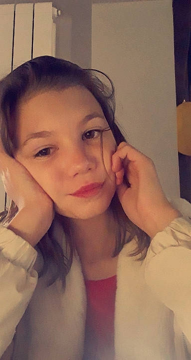 Kally participe au concours pour gagner de l'argent avec cette photo : beauty, cool, eyebrow, eyelash, finger, forehead, gesture, jaw, lip, nail, person, portrait, portrait_photography, selfie, skin