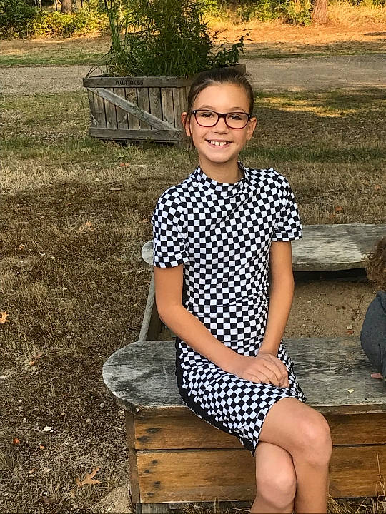 Kally a rejoint le concours — aidez-le/la à gagner de superbes lots ! beauty, bench, clothing, collar, day_dress, design, dress, glasses, joy, one_piece_garment, outdoor_bench, outdoor_furniture, pattern, person, polka_dot, shoulder, sitting, sleeve, spring, street_fashion