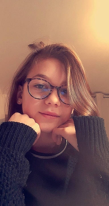 Kally participe au concours pour gagner de l'argent avec cette photo : beauty, black_hair, cheek, clothing, cool, eye_glass_accessory, eyebrow, eyelash, eyewear, forehead, glasses, hair, hairstyle, knitting, lip, person, selfie, sweater, vision_care, wool