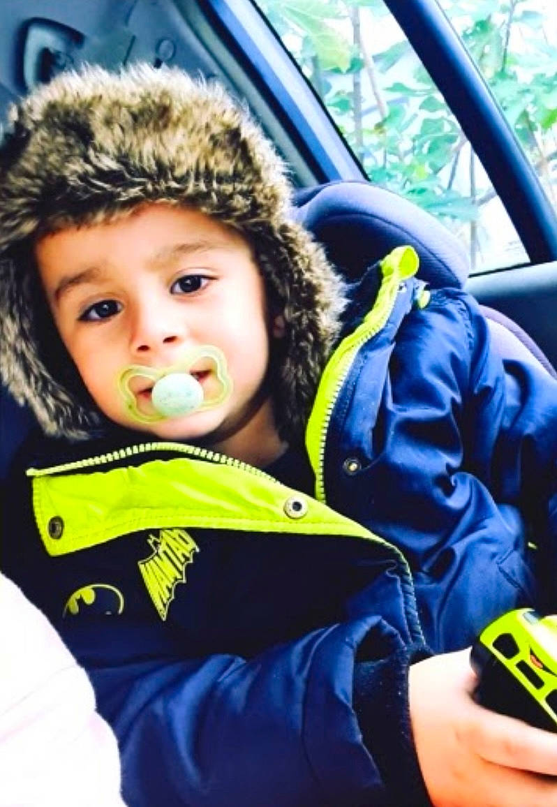 Ali a rejoint le concours — aidez-le/la à gagner de superbes lots ! automotive_window_part, car_seat, car_seat_cover, cheek, child, cool, glove, headwear, nail, person, vehicle_door