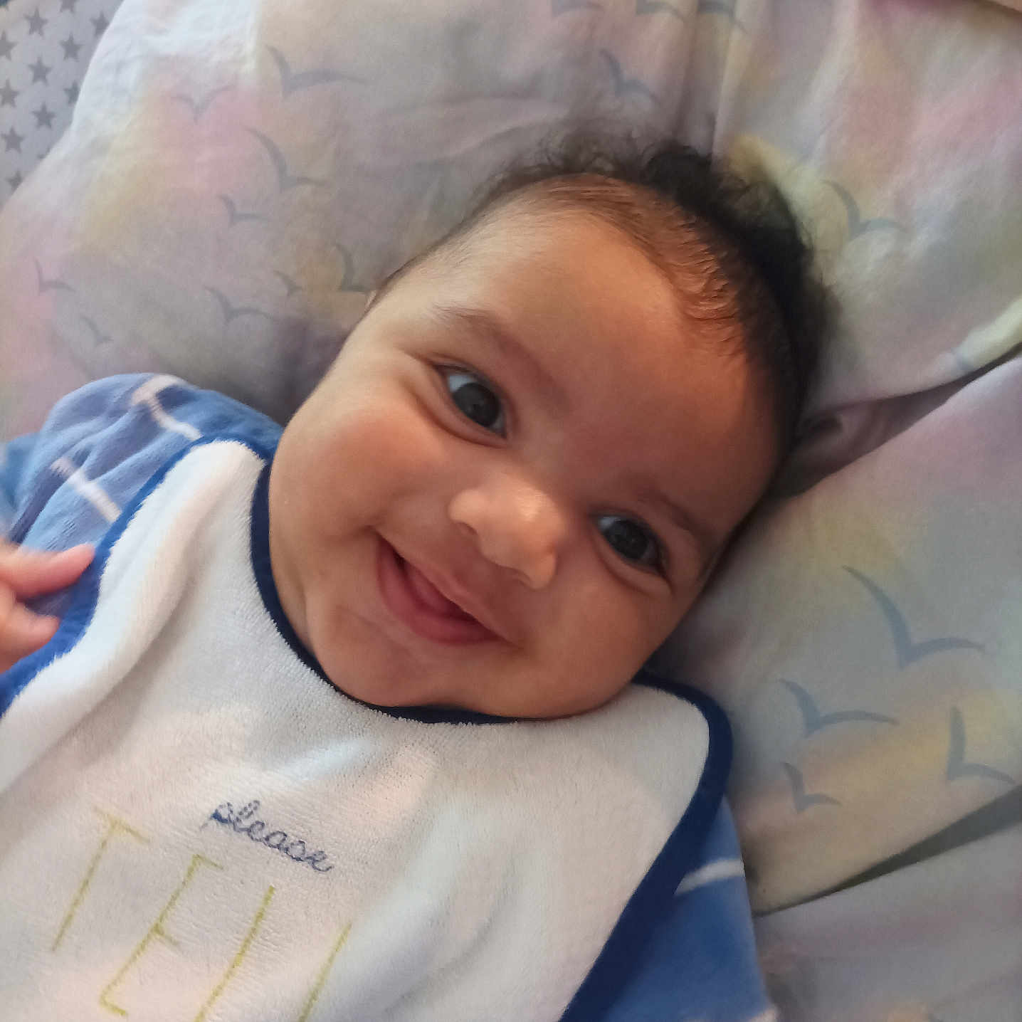 Noah a rejoint le concours — aidez-le/la à gagner de superbes lots ! baby, bed, bib, blanket, bodypart, crib, cushion, face, finger, furniture, hand, happy, head, homedecor, infantbed, newborn, person, photography, portrait, smile