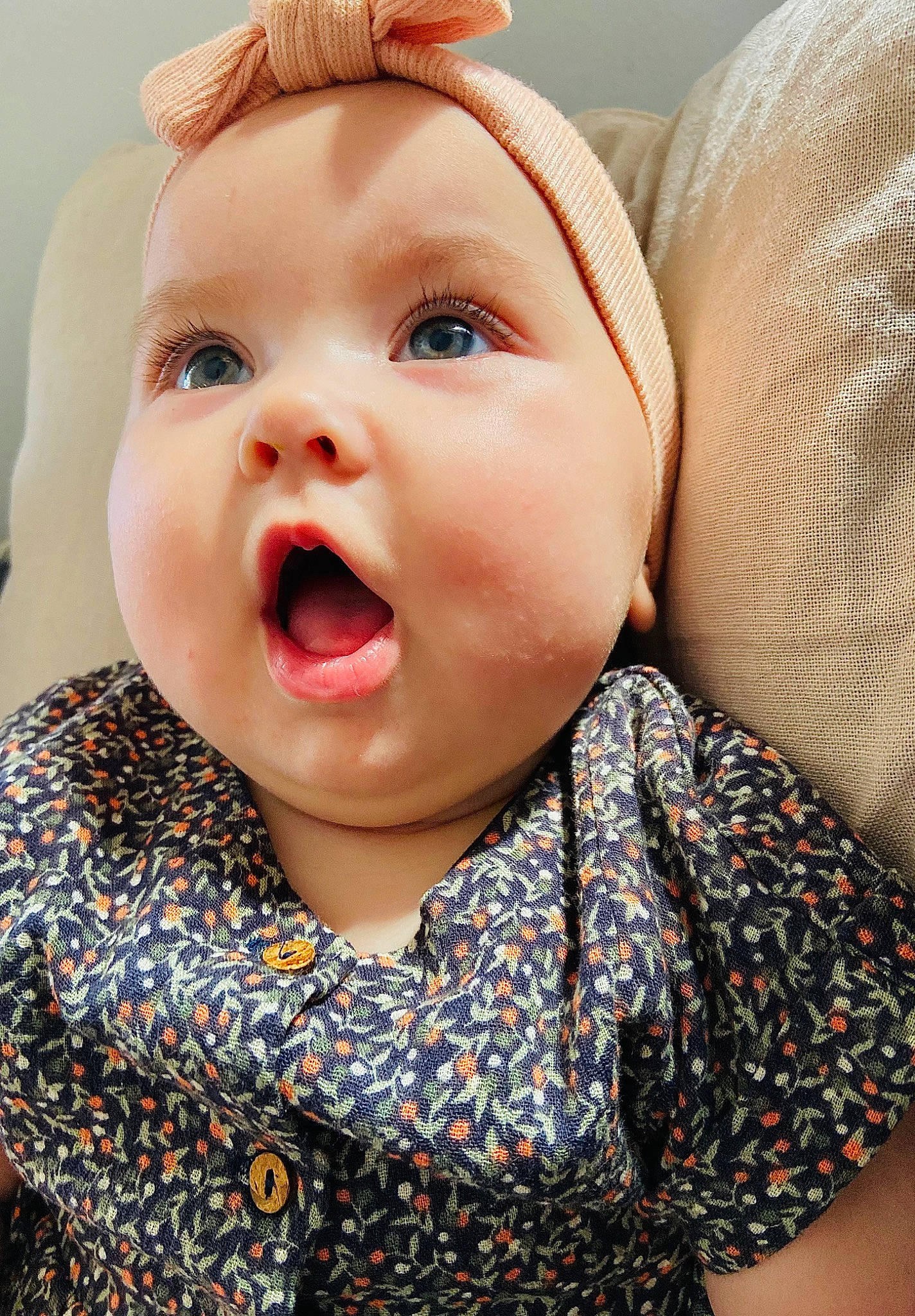 Eléna participe au concours pour gagner de l'argent avec cette photo : baby, baby_toddler_clothing, cheek, child, chin, eye, eyebrow, eyelash, gesture, happy, headgear, iris, jaw, lip, mouth, nose, person, skin, sleeve, surprise