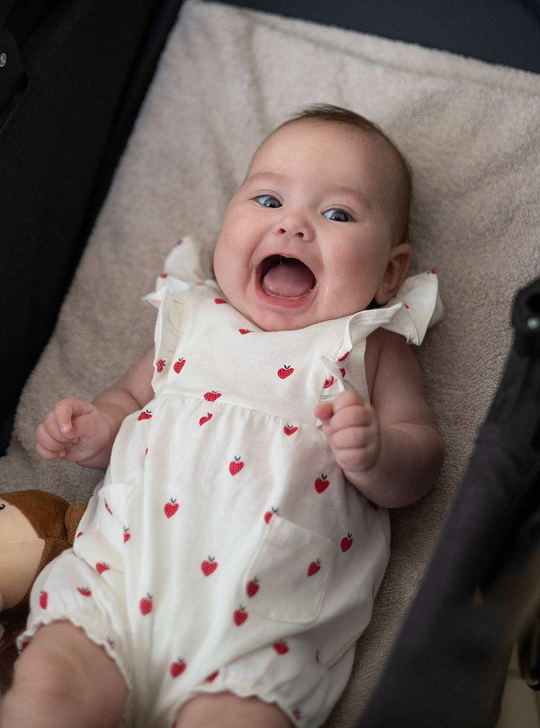 Eléna a rejoint le concours — aidez-le/la à gagner de superbes lots ! baby, baby_products, baby_safety, baby_toddler_clothing, cheek, chin, collar, comfort, face, happy, iris, linens, lip, mouth, nose, pattern, person, skin, sleeve, smile