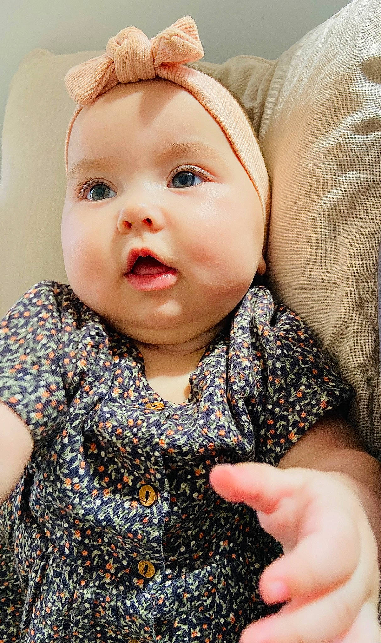 Eléna participe au concours pour gagner de l'argent avec cette photo : baby, baby_toddler_clothing, cap, cheek, child, chin, eyelash, finger, gesture, happy, iris, lip, nail, nose, pattern, person, skin, sleeve, textile, thumb