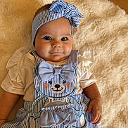 Ambre a rejoint le concours — aidez-le/la à gagner de superbes lots ! adorable, baby, blue_and_white, bow, cheeks, child, closeup, clothing, cute, fluffy_rug, happy, headband, indoor, infant, person, portrait, smiling, soft_texture, striped_clothing, young