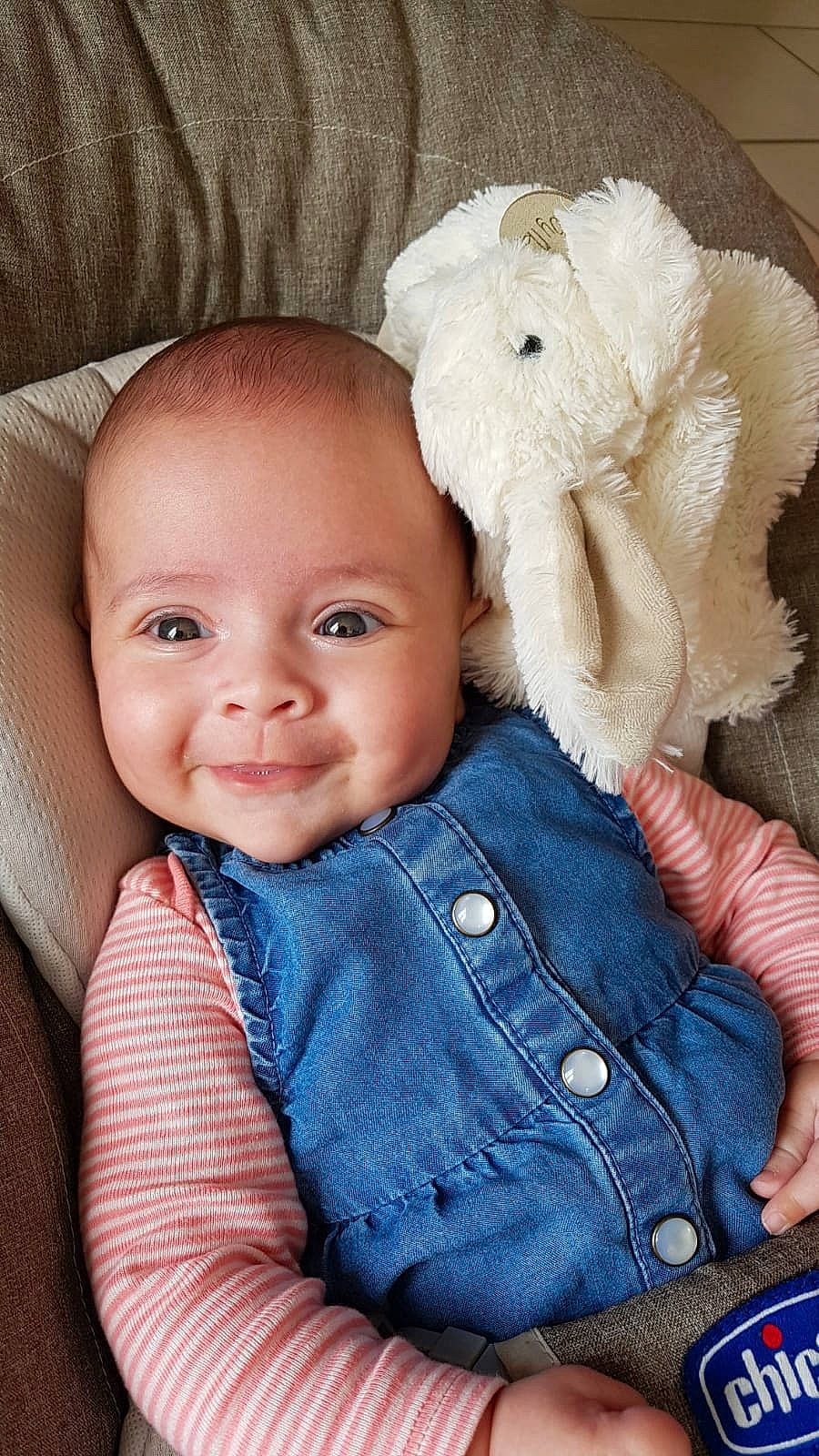 Alice a rejoint le concours — aidez-le/la à gagner de superbes lots ! baby, baby_toddler_clothing, cheek, chin, comfort, eye, eyebrow, human, iris, joy, lip, neck, nose, organ, outerwear, person, pink, product, skin, sleeve