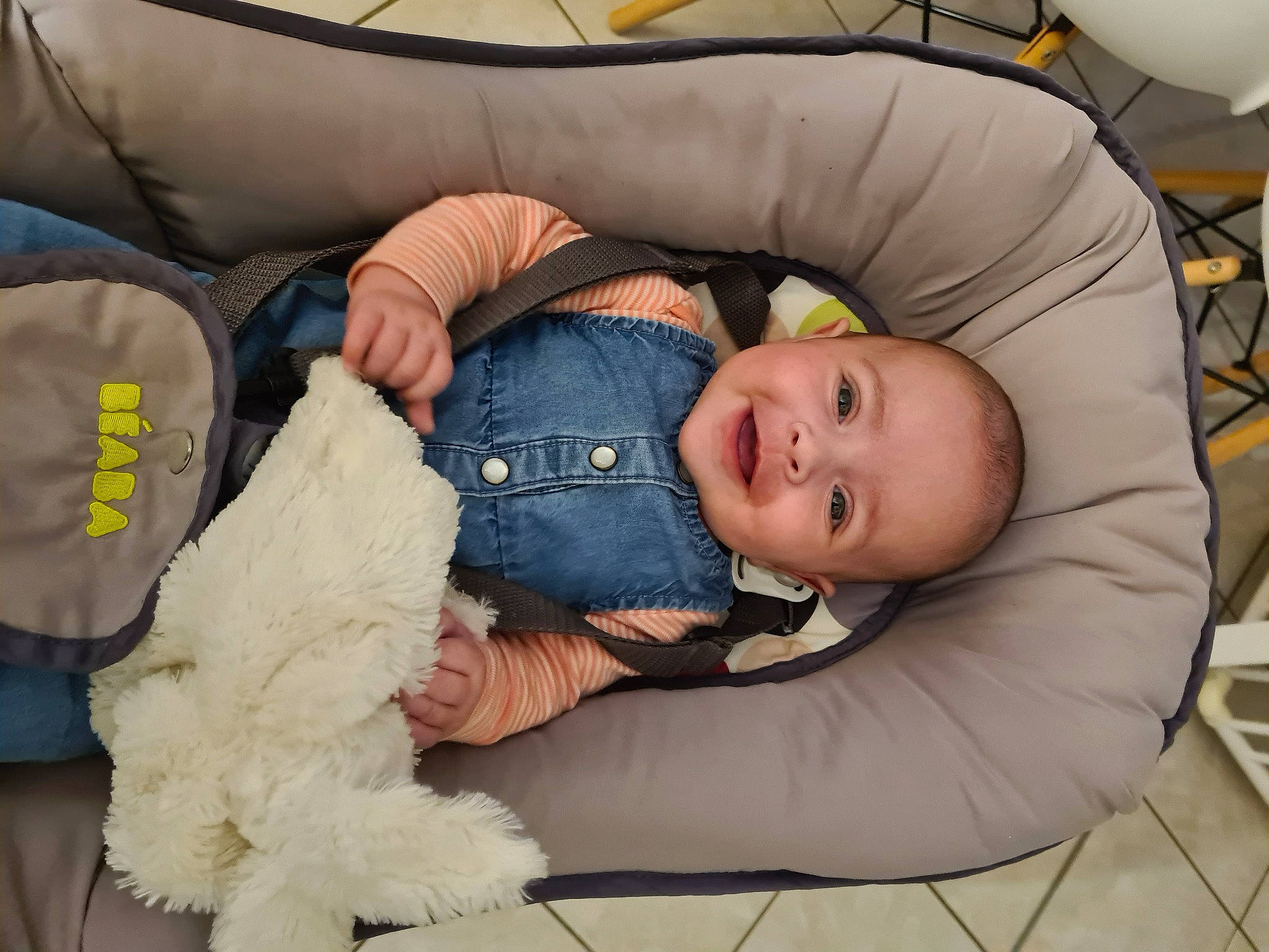 Alice participe au concours pour gagner de l'argent avec cette photo : baby, baby_products, baby_sleeping, baby_toddler_clothing, bed, bedtime, child, comfort, couch, finger, fun, fur, infant_bed, joy, lap, linens, person, product, room, sitting