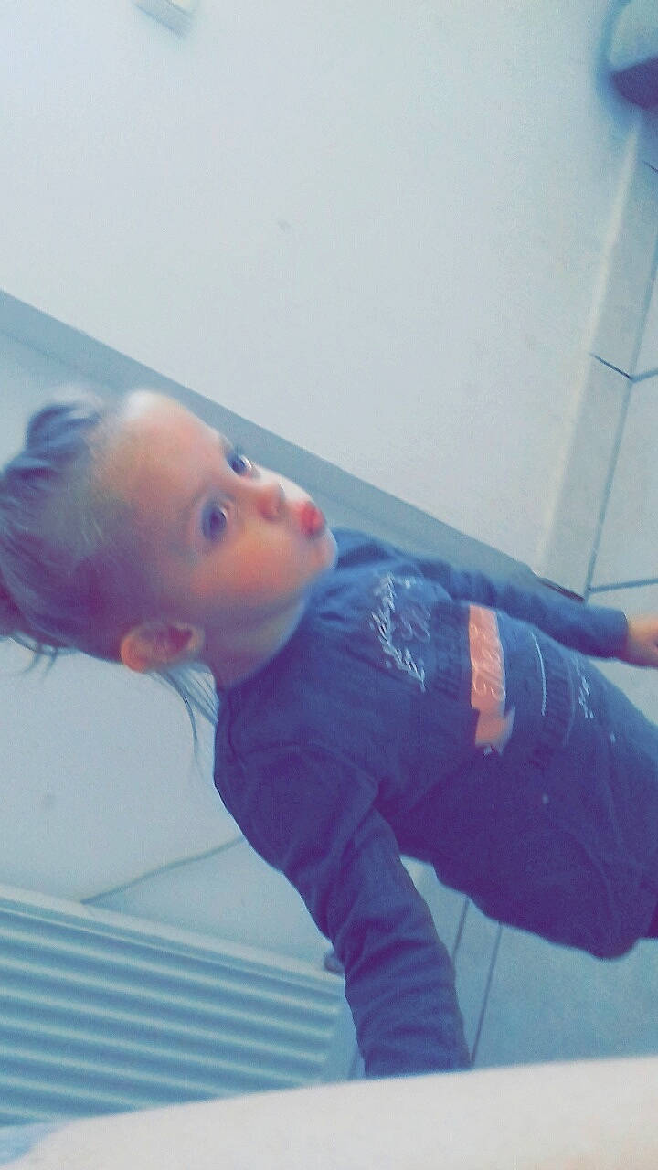 Gwenaëlle participe au concours pour gagner de l'argent avec cette photo : arm, blue, child, cool, eye, face, floor, fun, girl, hair, head, human_hair_color, person, photograph, photography, purple, space, toddler, vacation