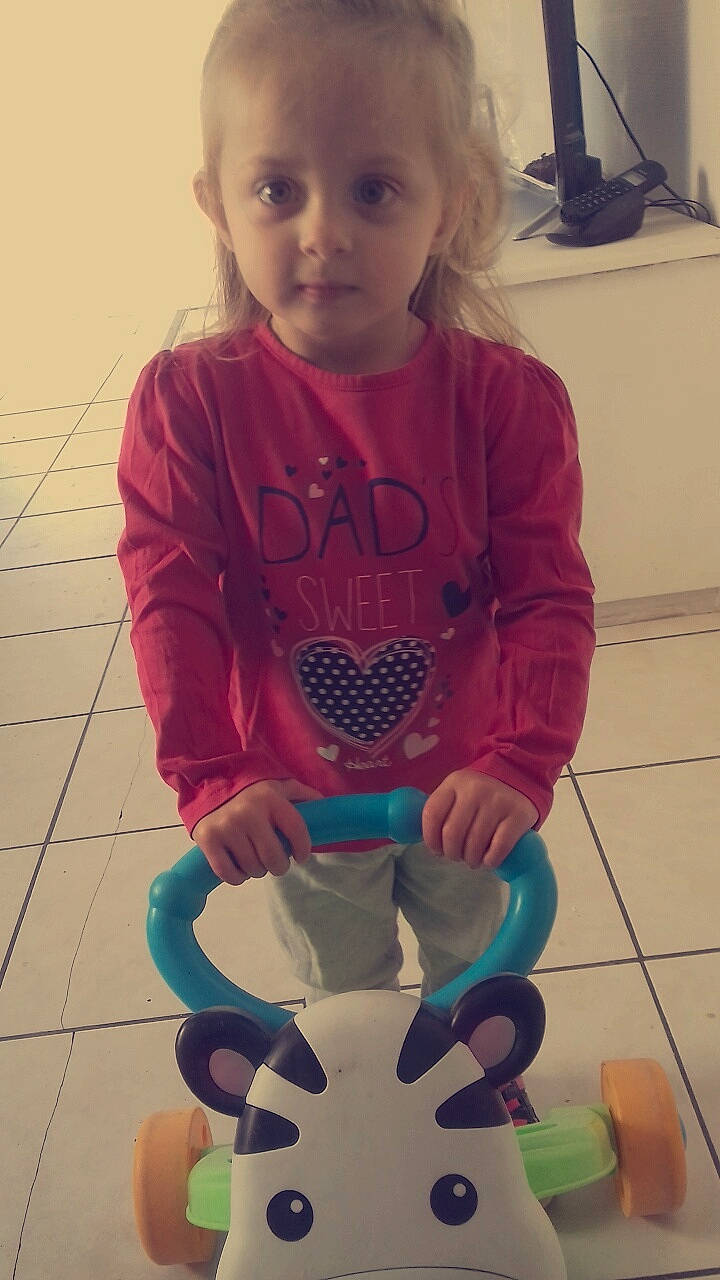 Gwenaëlle participe au concours pour gagner de l'argent avec cette photo : arm, child, cool, day, fun, girl, infant, outerwear, person, play, product, sitting, skin, t_shirt, textile, toddler