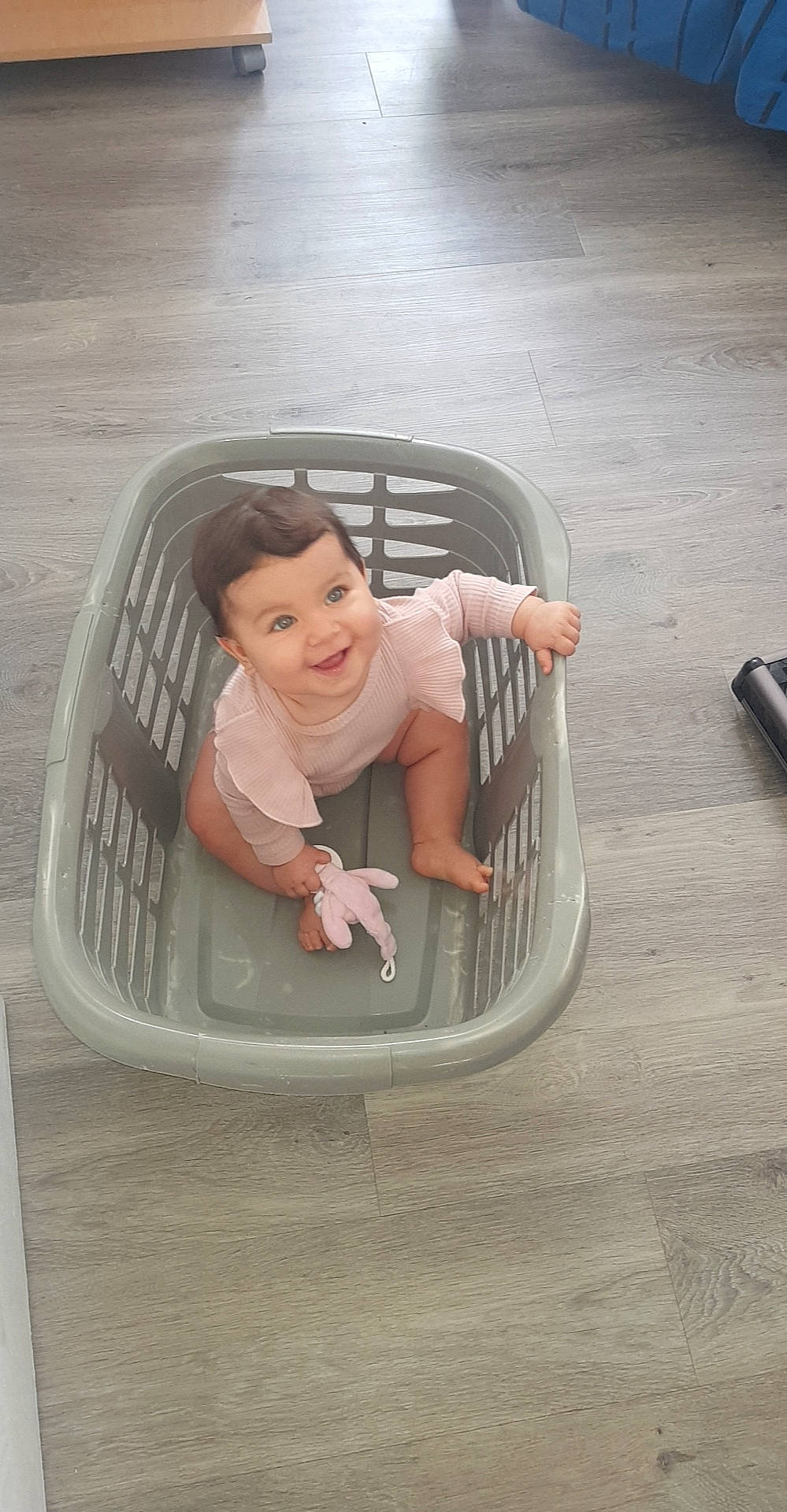 Andrea a rejoint le concours — aidez-le/la à gagner de superbes lots ! baby, baby_products, baby_toddler_clothing, child, circle, comfort, flash_photography, flooring, fun, happy, hardwood, joy, leisure, person, play, sitting, smile, toddler, wood