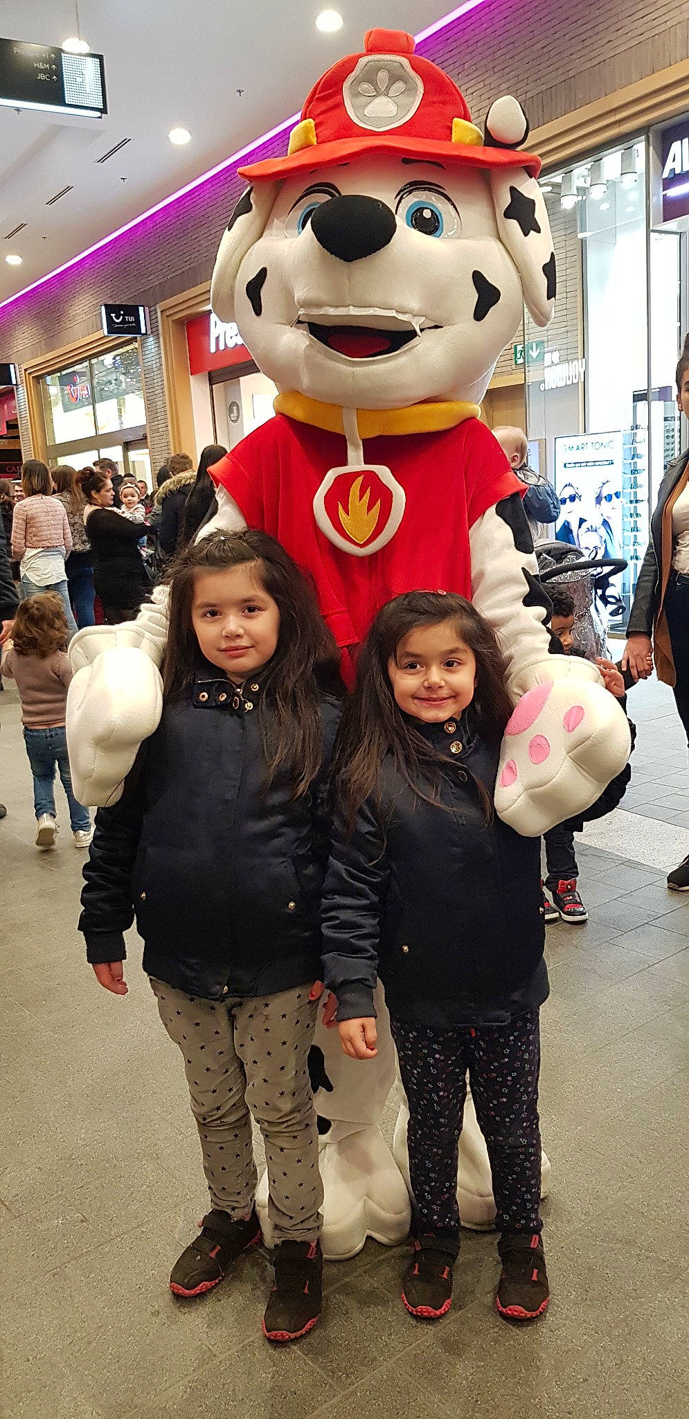 Chloe Nahila a rejoint le concours — aidez-le/la à gagner de superbes lots ! child, cosplay, costume, fun, girl, joy, mascot, person, product, red, smile