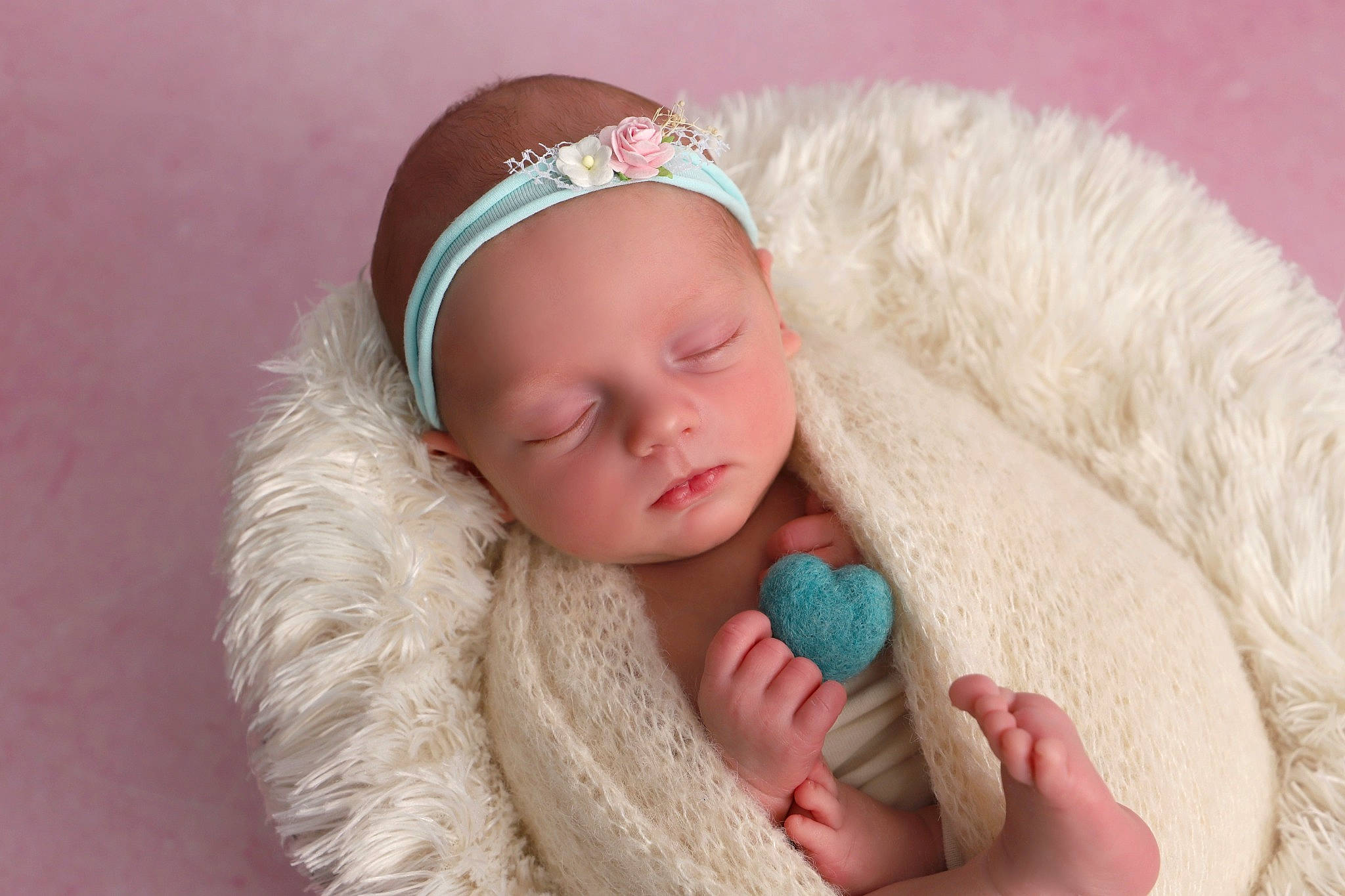 Eléanore participe au concours pour gagner de l'argent avec cette photo : baby, baby_sleeping, child, fashion_accessory, finger, fur, hair_accessory, hand, headband, headgear, person, skin, toddler, turquoise, wool