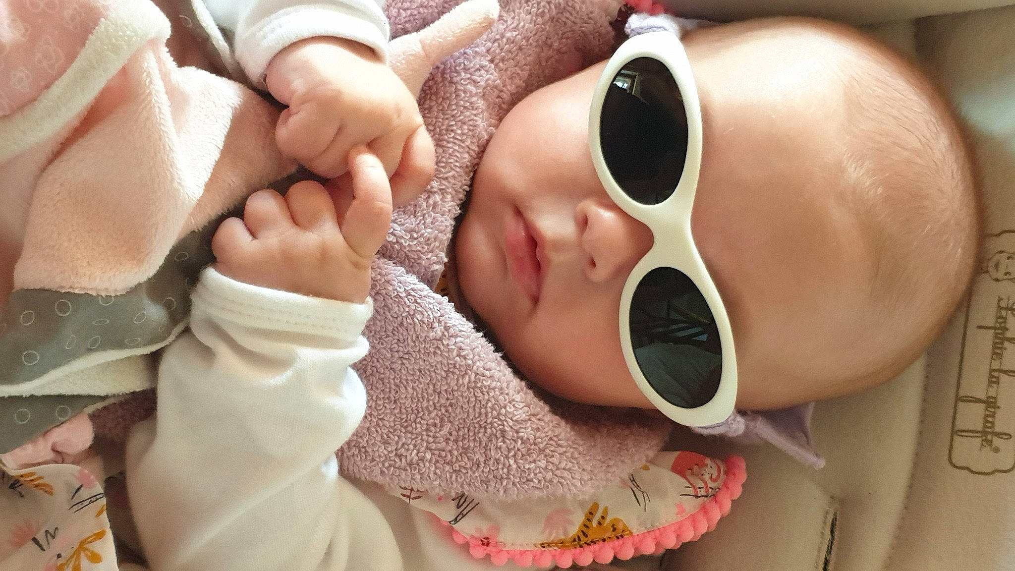 Eléanore participe au concours pour gagner de l'argent avec cette photo : baby, child, ear, eyewear, glasses, mouth, nose, person, skin, sunglasses, toddler, vision_care, yawn