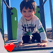 Kayden Aaron a rejoint le concours — aidez-le/la à gagner de superbes lots ! child, smiling, playground, slide, outdoor, daylight, happy, boy, clothing, shirt, necklace, blue_sky, metal, green, black_hair, crawling, toy, recreation, fun, person