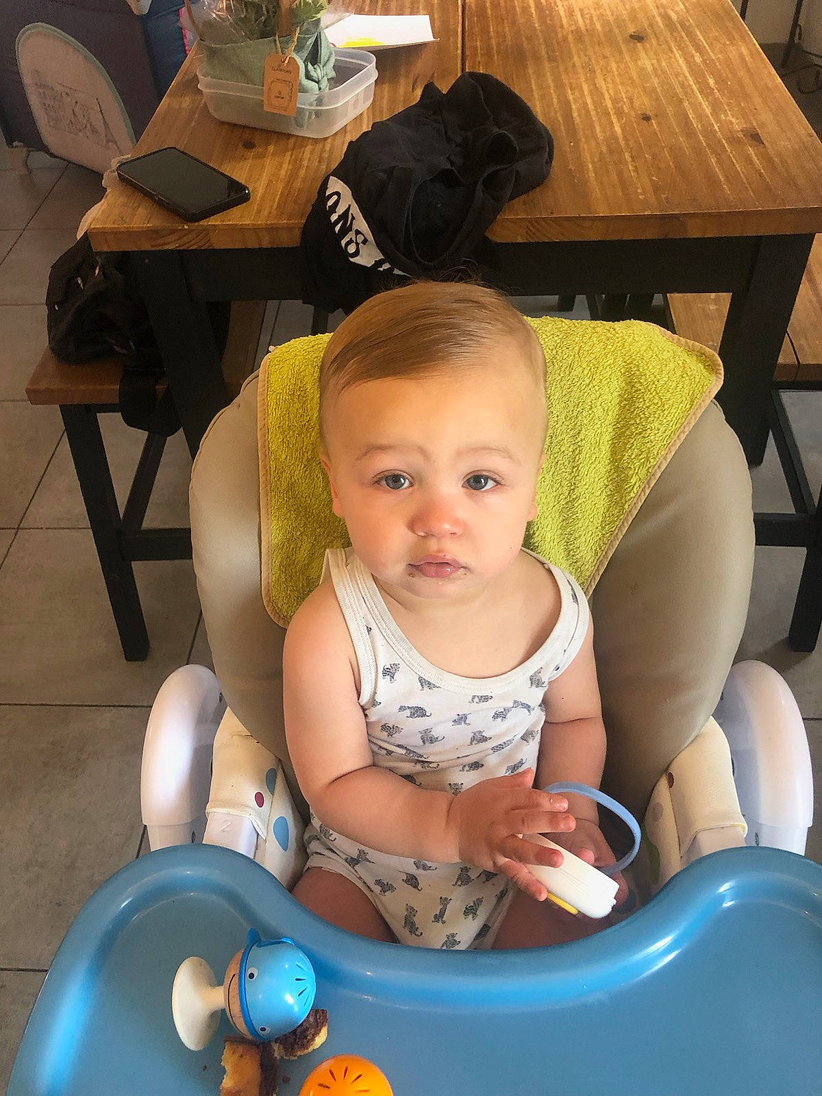 Luciano participe au concours pour gagner de l'argent avec cette photo : baby, baby_carriage, baby_products, baby_toddler_clothing, chair, child, comfort, event, fun, furniture, happy, hat, lap, leisure, person, recreation, sitting, table, thigh, toddler