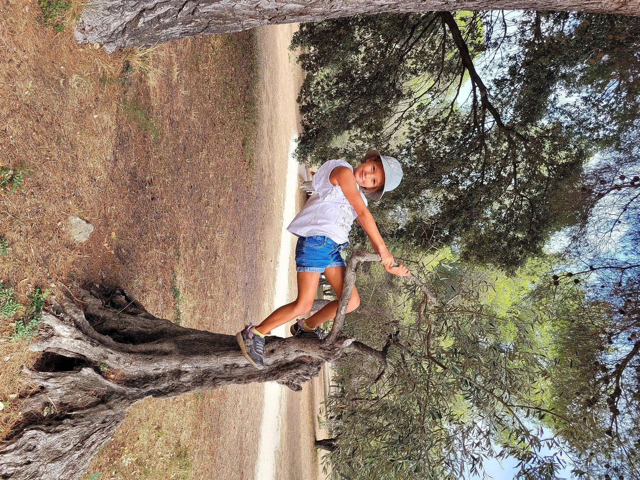 Célia a rejoint le concours — aidez-le/la à gagner de superbes lots ! adventure, bedrock, elbow, electric_blue, fun, happy, headwear, joy, leisure, people_in_nature, person, plant, recreation, rock, rock_climbing_equipment, rope, shorts, slope, sport_climbing, thigh