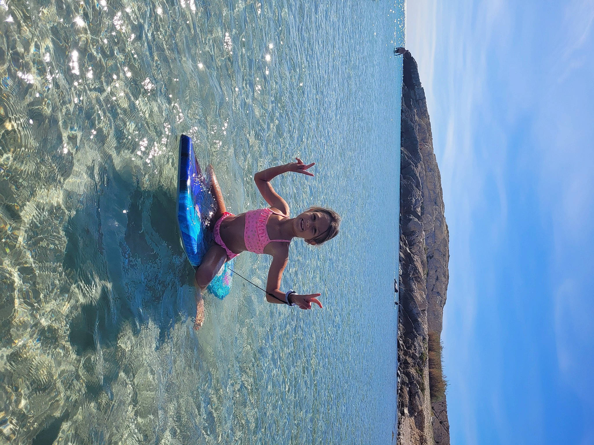 Célia a rejoint le concours — aidez-le/la à gagner de superbes lots ! adventure, azure, beach, cloud, coast, electric_blue, extreme_sport, fun, happy, joy, leisure, ocean, people_in_nature, person, recreation, sky, sports, surfing_equipment, swimwear, tree