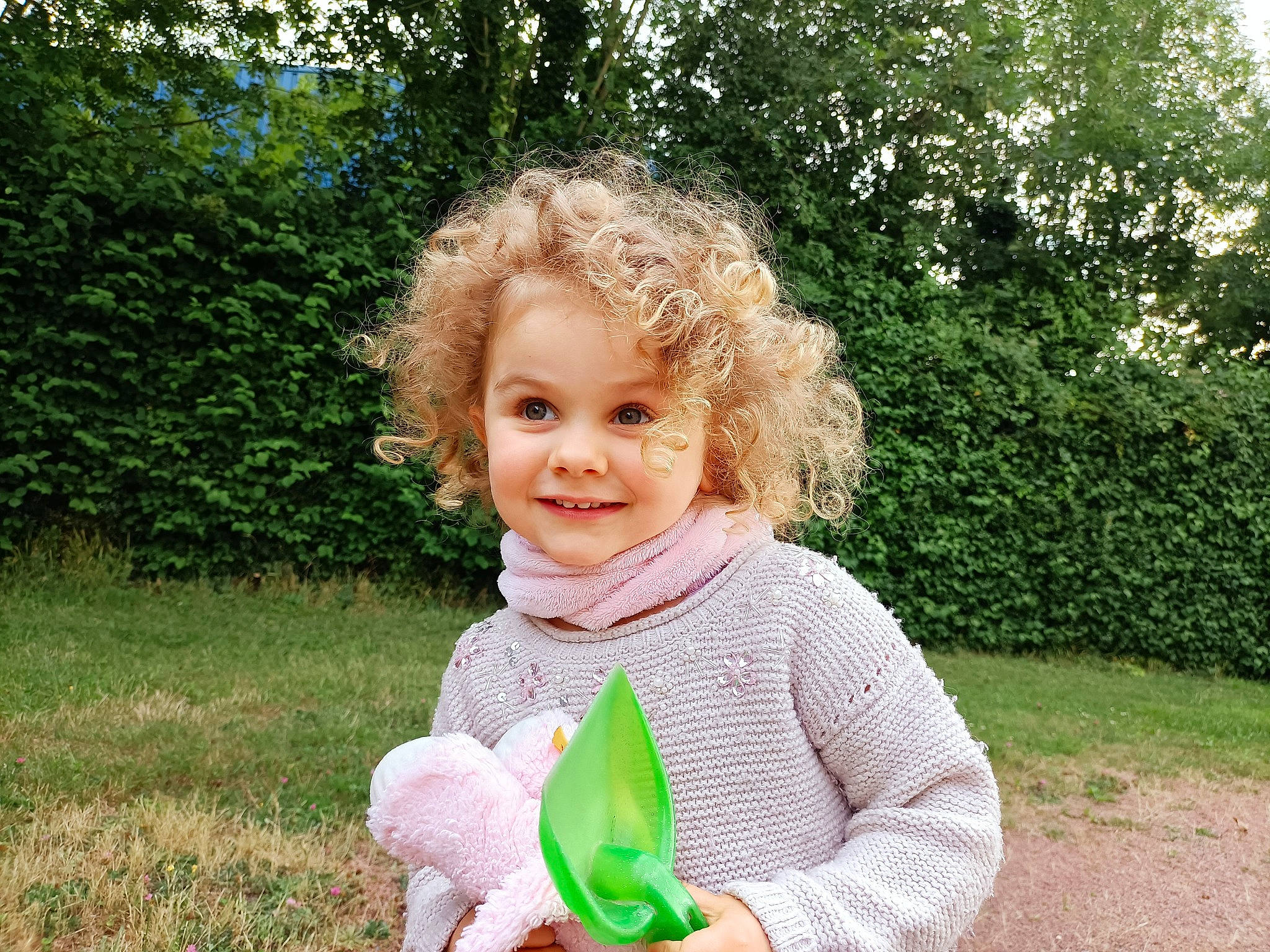 Juliette participe au concours pour gagner de l'argent avec cette photo : baby, baby_laughing, baby_playing_with_toys, baby_toddler_clothing, child, eye, grass, green, happy, iris, joy, lawn, leisure, people_in_nature, person, plant, sitting, smile, summer, toddler