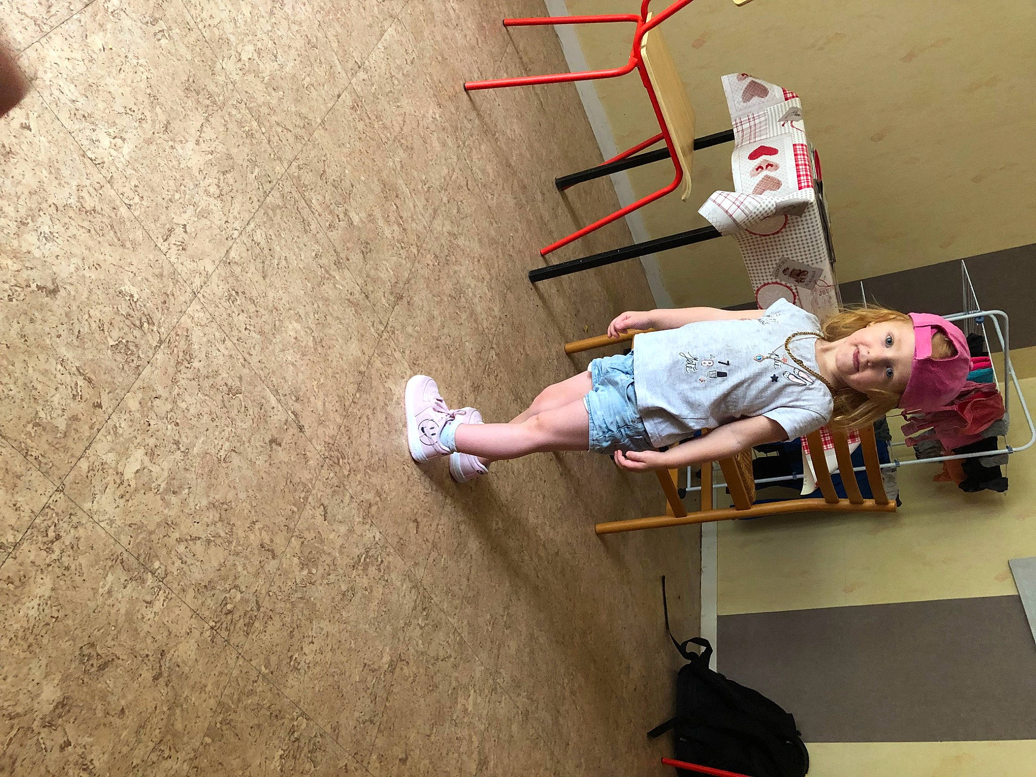 Lilou participe au concours pour gagner de l'argent avec cette photo : floor, flooring, headwear, person