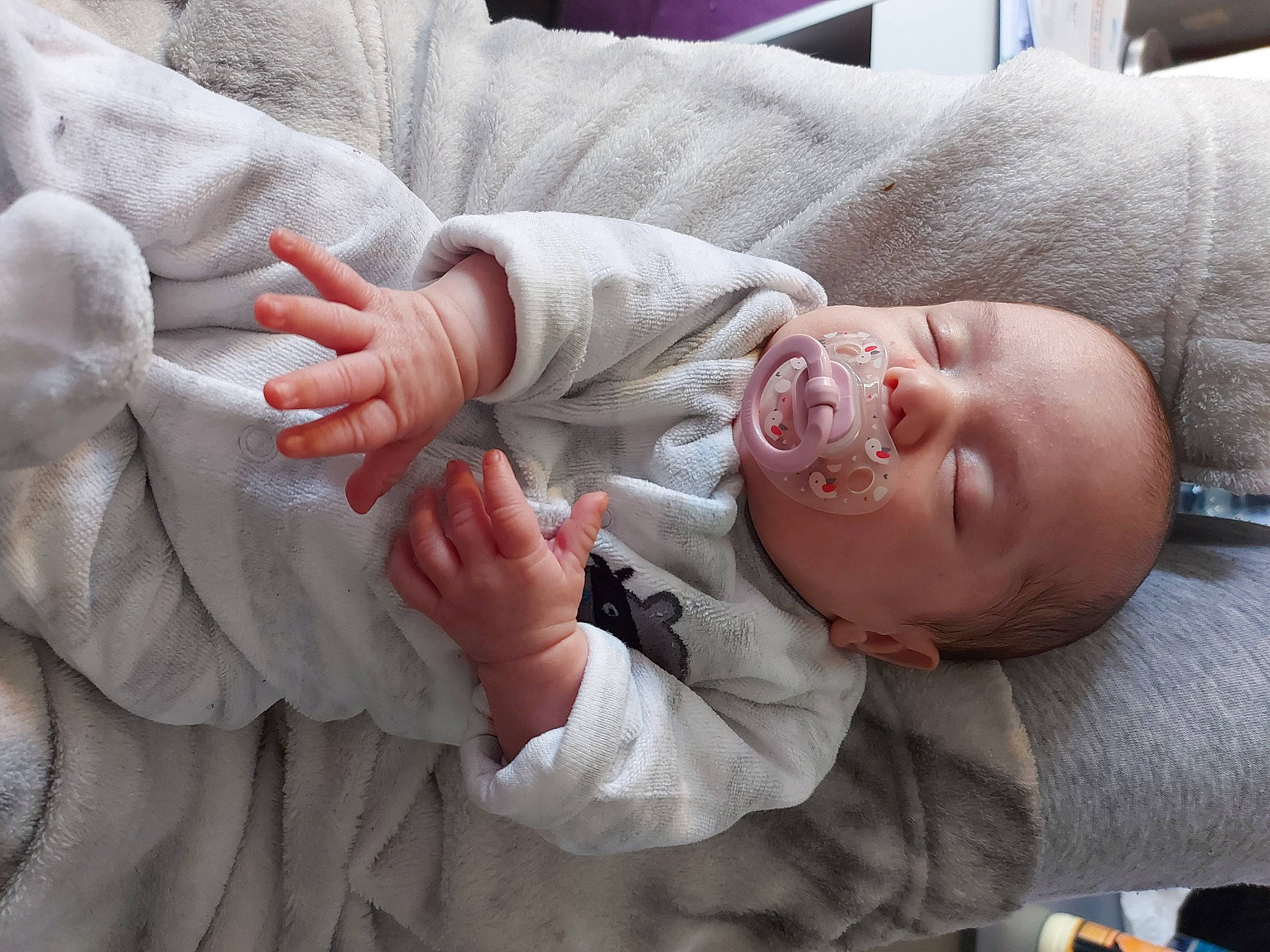 Kira participe au concours pour gagner de l'argent avec cette photo : baby, birth, child, childbirth, finger, hand, mouth, person, sleep, toddler