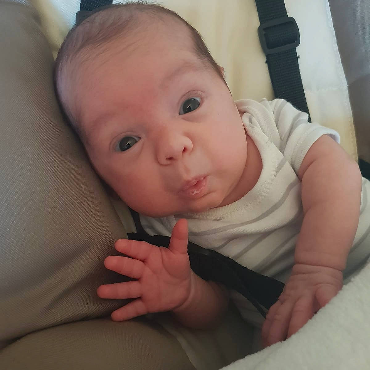 Kira a rejoint le concours — aidez-le/la à gagner de superbes lots ! arm, baby, beauty, cheek, child, chin, eye, eyebrow, face, finger, forehead, hand, head, lip, mouth, muscle, nose, person, product, skin