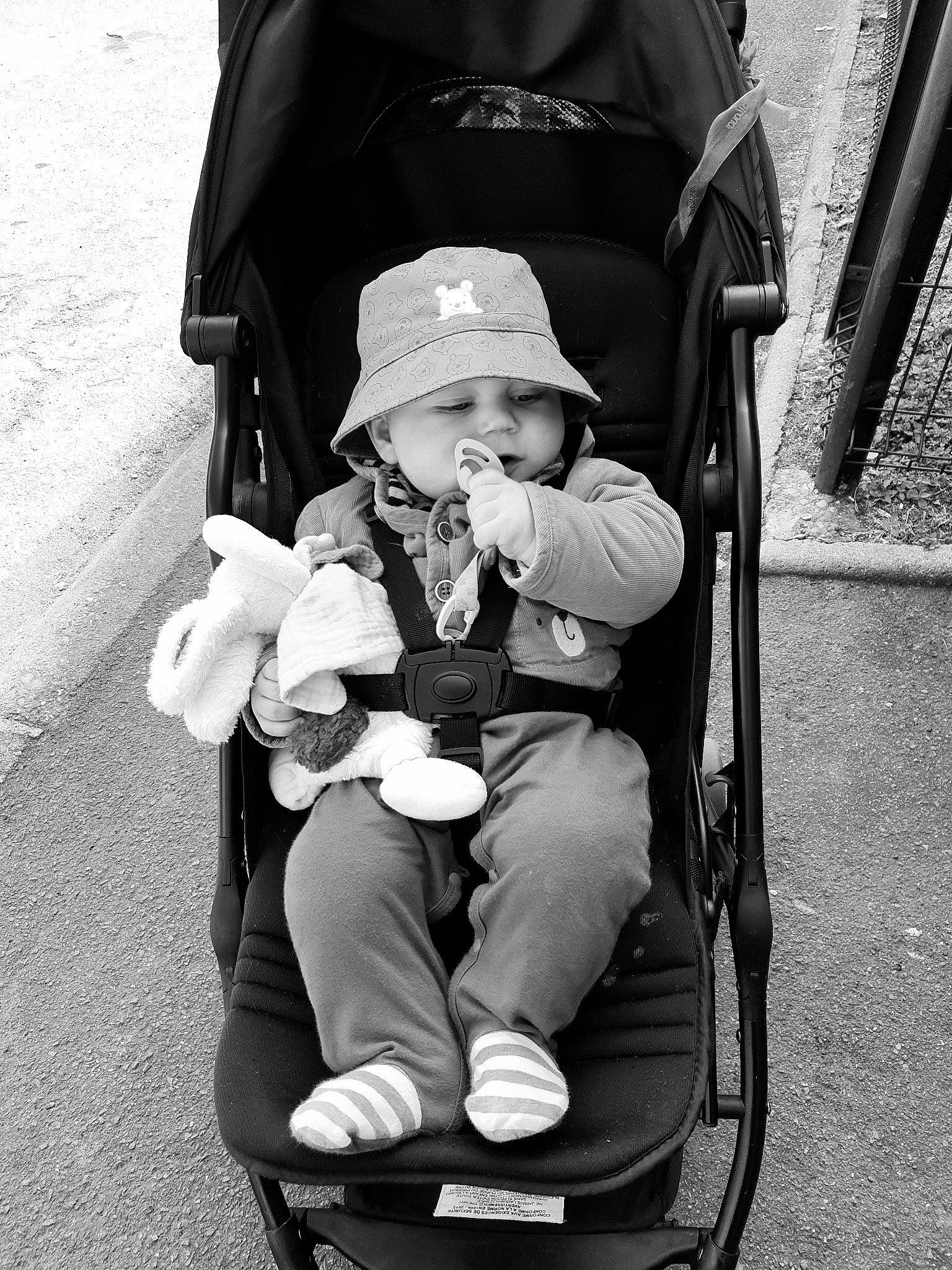 David participe au concours pour gagner de l'argent avec cette photo : baby, baby_carriage, baby_products, black, black_and_white, comfort, hand, headwear, human, lap, monochrome, monochrome_photography, people, person, photograph, product, public_space, sitting, snapshot, style