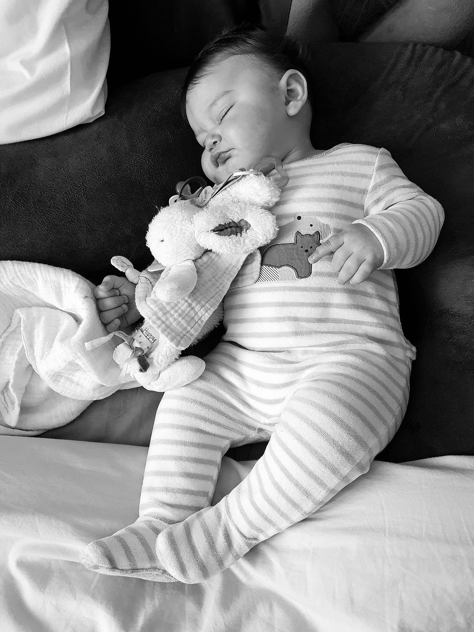 David a rejoint le concours — aidez-le/la à gagner de superbes lots ! arm, baby, black, black_and_white, comfort, finger, gesture, hair, happy, head, interaction, knee, lap, leg, monochrome, person, photograph, skin, style, thigh