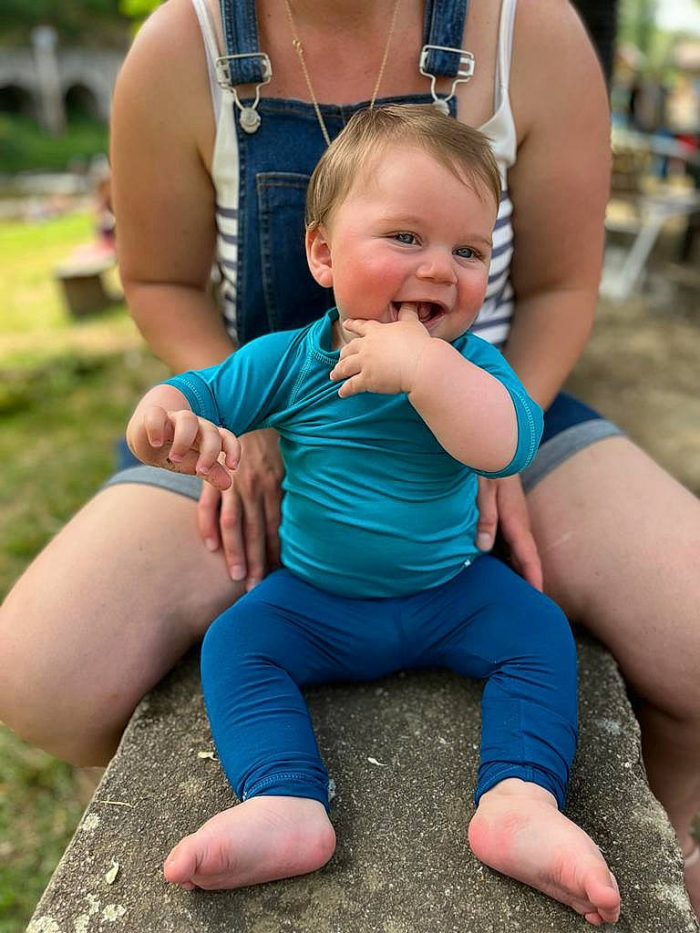 David participe au concours pour gagner de l'argent avec cette photo : aqua, baby, baby_toddler_clothing, blue, child, eye, face, finger, fun, grass, green, happy, head, leg, person, photograph, shoulder, skin, smile, thigh