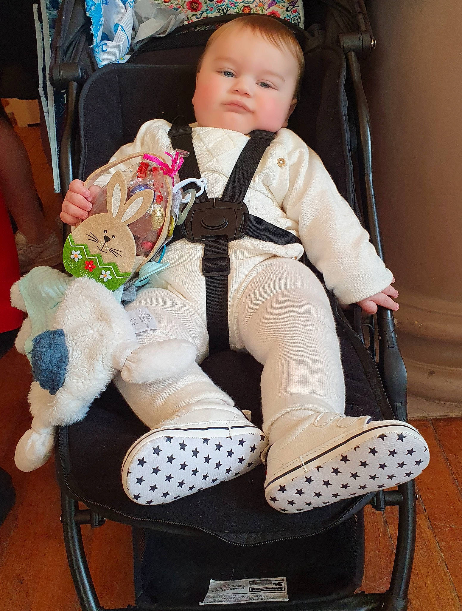 David a rejoint le concours — aidez-le/la à gagner de superbes lots ! baby, baby_products, baby_toddler_clothing, chair, comfort, foot, hairstyle, human_body, human_leg, knee, lap, leg, person, shoe, sitting, skin, sleeve, sock, thigh, toddler
