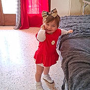 Kamelya a rejoint le concours — aidez-le/la à gagner de superbes lots ! toddler, child, red_dress, bow, headband, smile, indoor, blanket, bed, curtain, floor, radiator, window, door, white_shoes, happy, pose, person, home, cozy