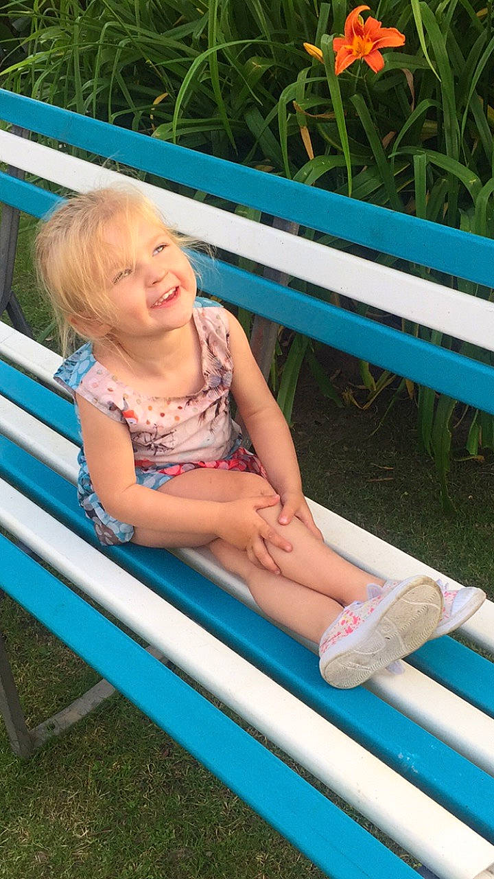 Maëly a rejoint le concours — aidez-le/la à gagner de superbes lots ! fun, joy, leisure, outdoor_furniture, person, sitting, summer, vacation