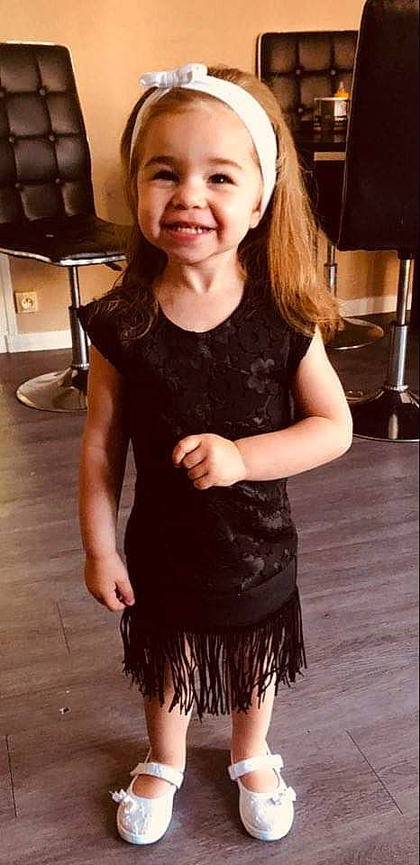 Maelia a rejoint le concours — aidez-le/la à gagner de superbes lots ! arm, brown_hair, child, child_model, clothing, cocktail_dress, dress, hairstyle, human_body, joint, joy, leg, little_black_dress, long_hair, neck, person, shoulder, sleeve, smile, toddler