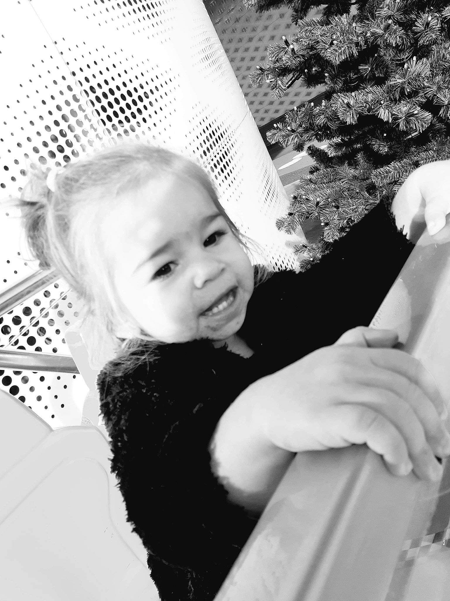 Maelia a rejoint le concours — aidez-le/la à gagner de superbes lots ! beauty, black, black_and_white, child, child_model, happy, monochrome, monochrome_photography, pattern, person, photograph, photography, portrait_photography, smile, style, toddler, white