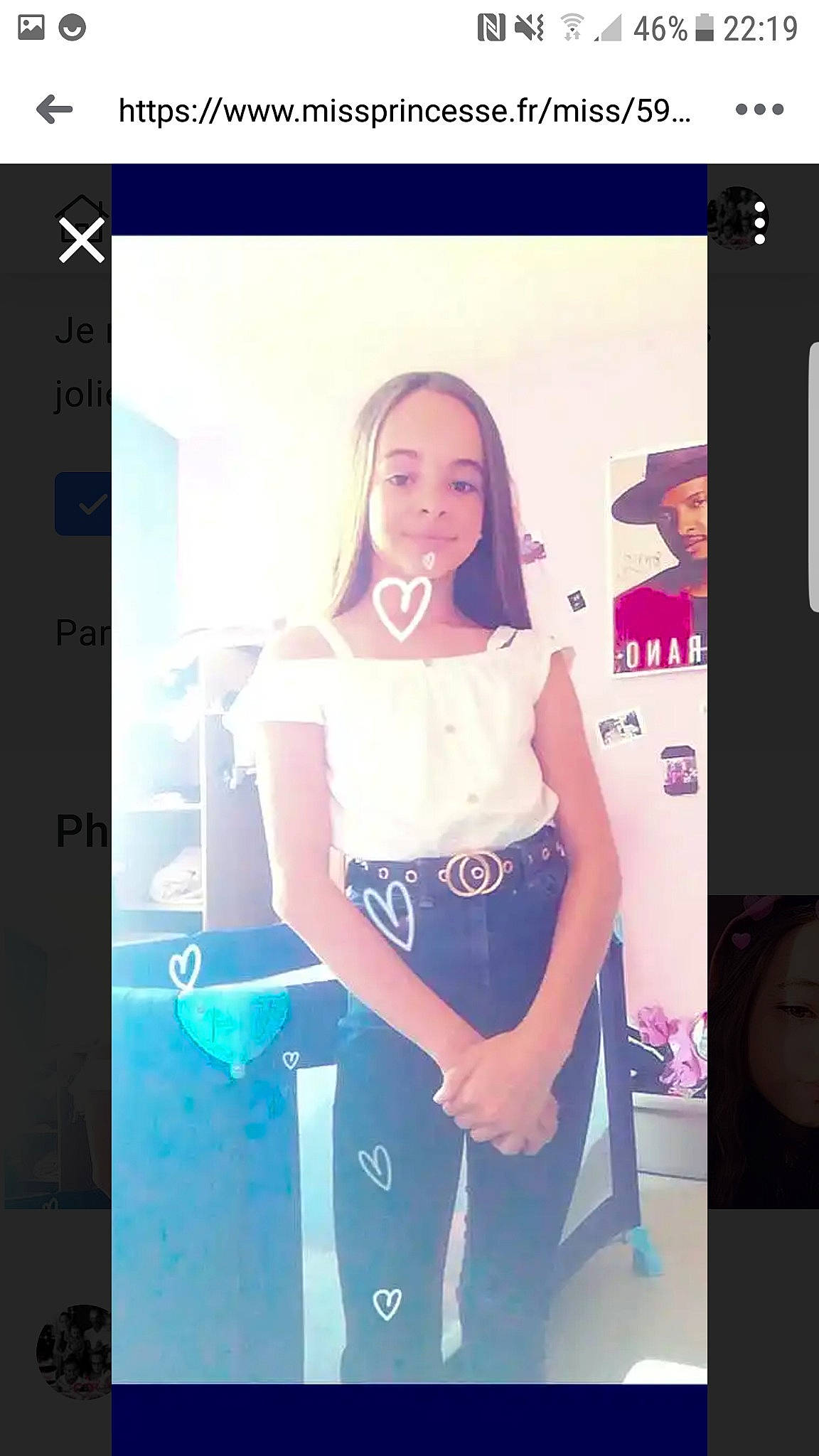 Louane participe au concours pour gagner de l'argent avec cette photo : abdomen, clothing, crop_top, pattern, person, photography, screenshot, selfie, shirt, t_shirt, top, waist