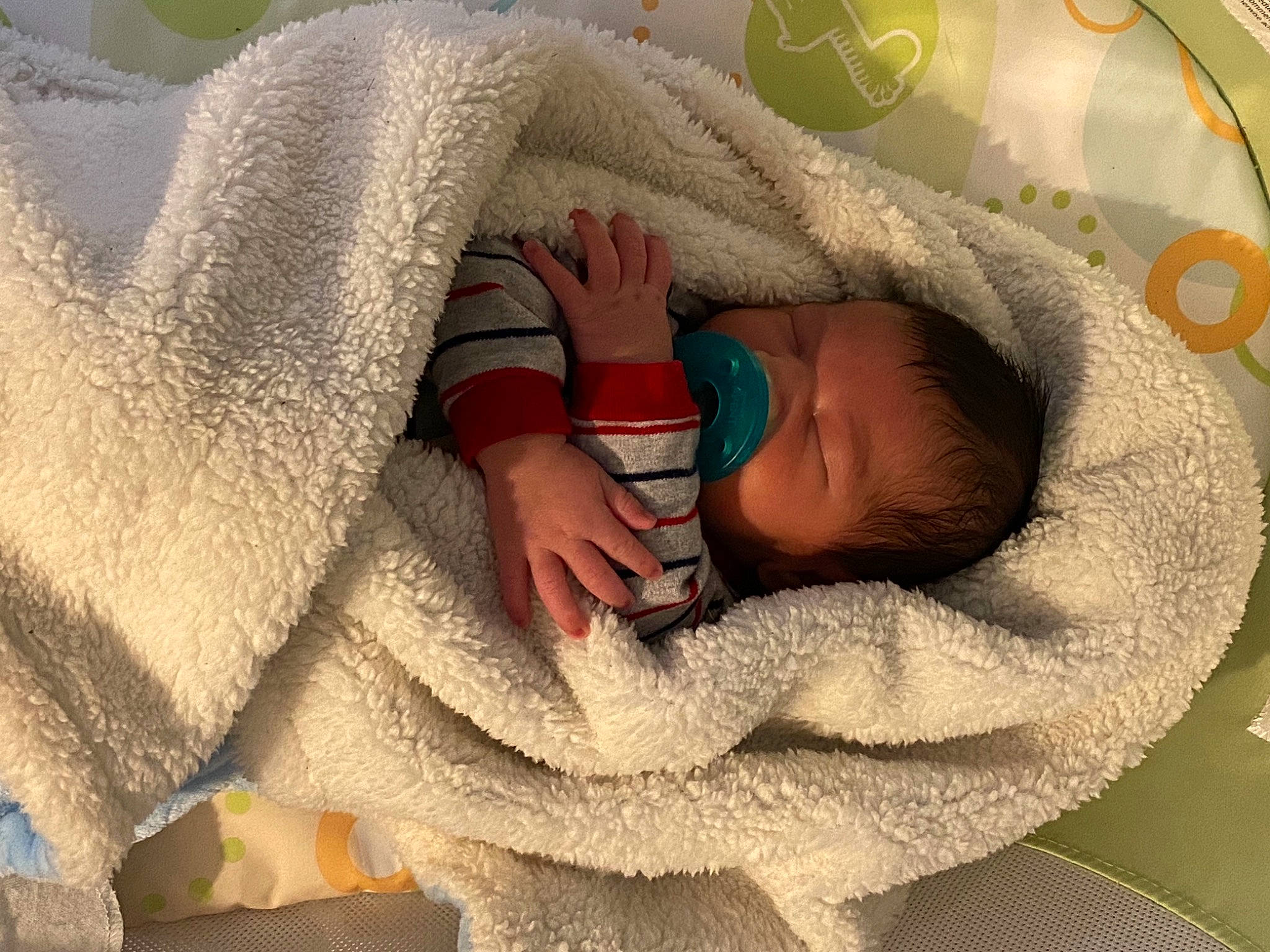 Kyngston is registered to the contest to win money with this photo: baby, baby_products, baby_safety, baby_sleeping, baby_toddler_clothing, bed, bedding, bedtime, child, comfort, infant_bed, linens, mammal, nap, person, room, skin, sleep, sleeve, textile