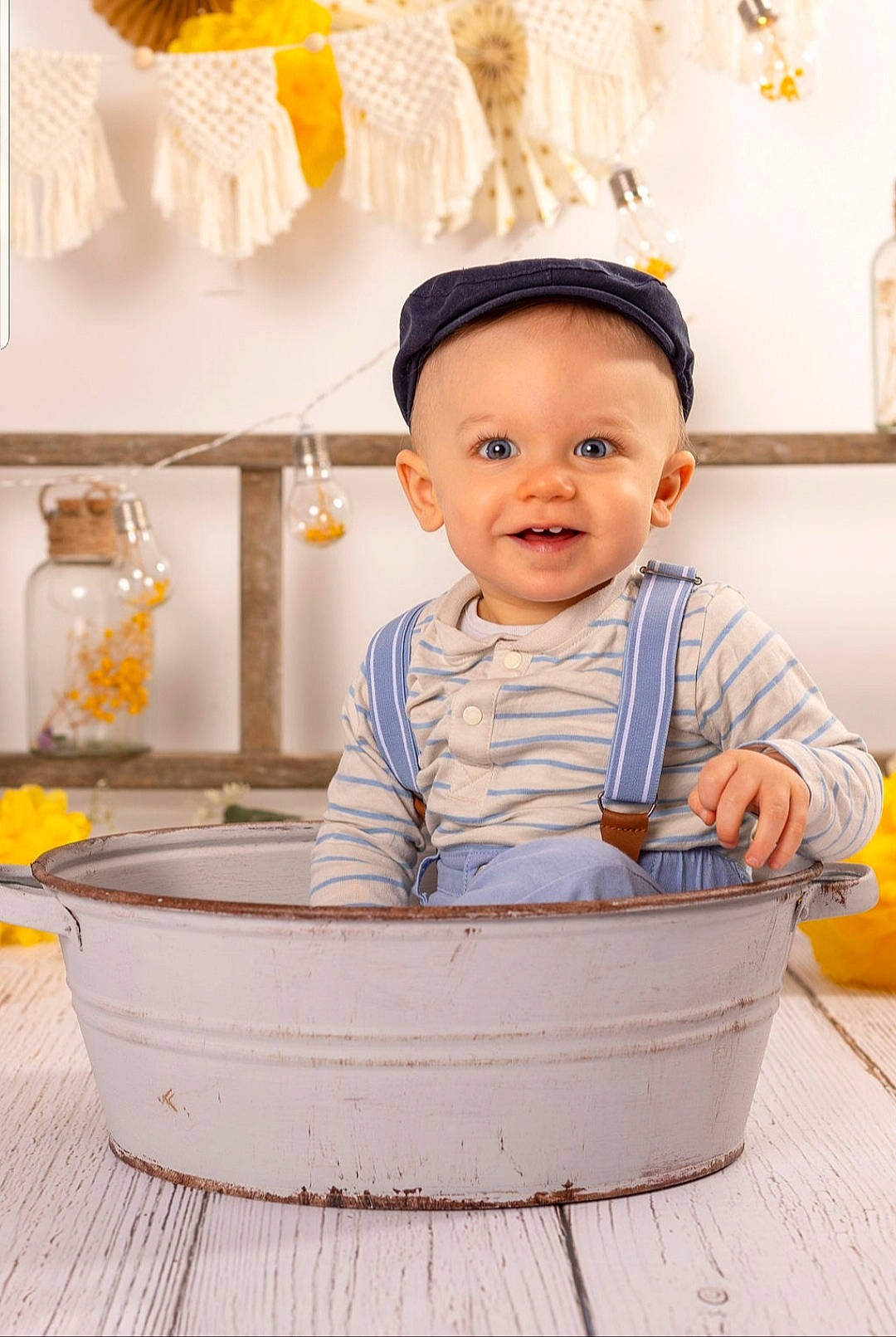 Camille participe au concours pour gagner de l'argent avec cette photo : baby, baby_laughing, baby_safety, baby_toddler_clothing, child, facial_expression, fashion_accessory, fun, happy, joy, person, portrait_photography, product, room, sitting, sleeve, smile, toddler, vacation, white