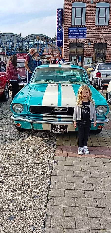 Anaelle a rejoint le concours — aidez-le/la à gagner de superbes lots ! automotive_design, automotive_exterior, automotive_wheel_system, bumper, car, classic, classic_car, electric_blue, hardtop, hood, joy, motor_vehicle, person, personal_luxury_car, photograph, smile, snapshot, street_fashion, tire, vehicle