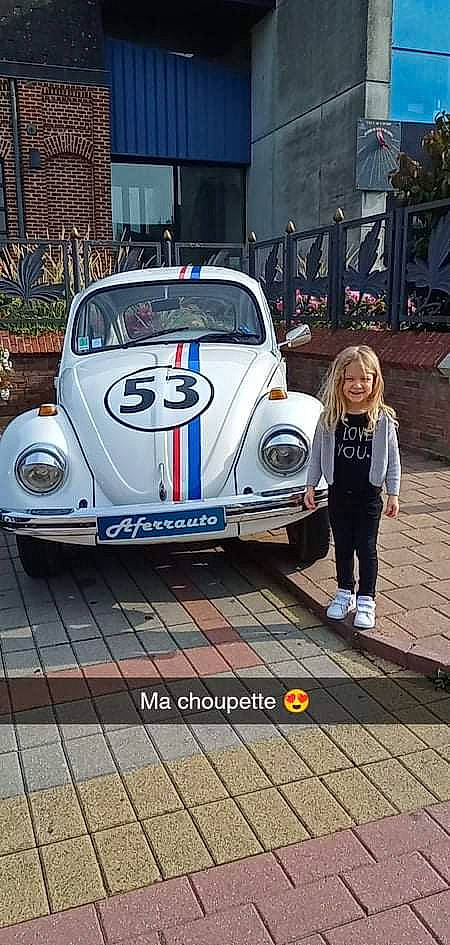 Anaelle participe au concours pour gagner de l'argent avec cette photo : antique_car, automotive_design, automotive_exterior, automotive_lighting, automotive_tire, automotive_wheel_system, bumper, car, classic, classic_car, electric_blue, hood, joy, motor_vehicle, person, plant, rim, tire, vehicle, vehicle_door