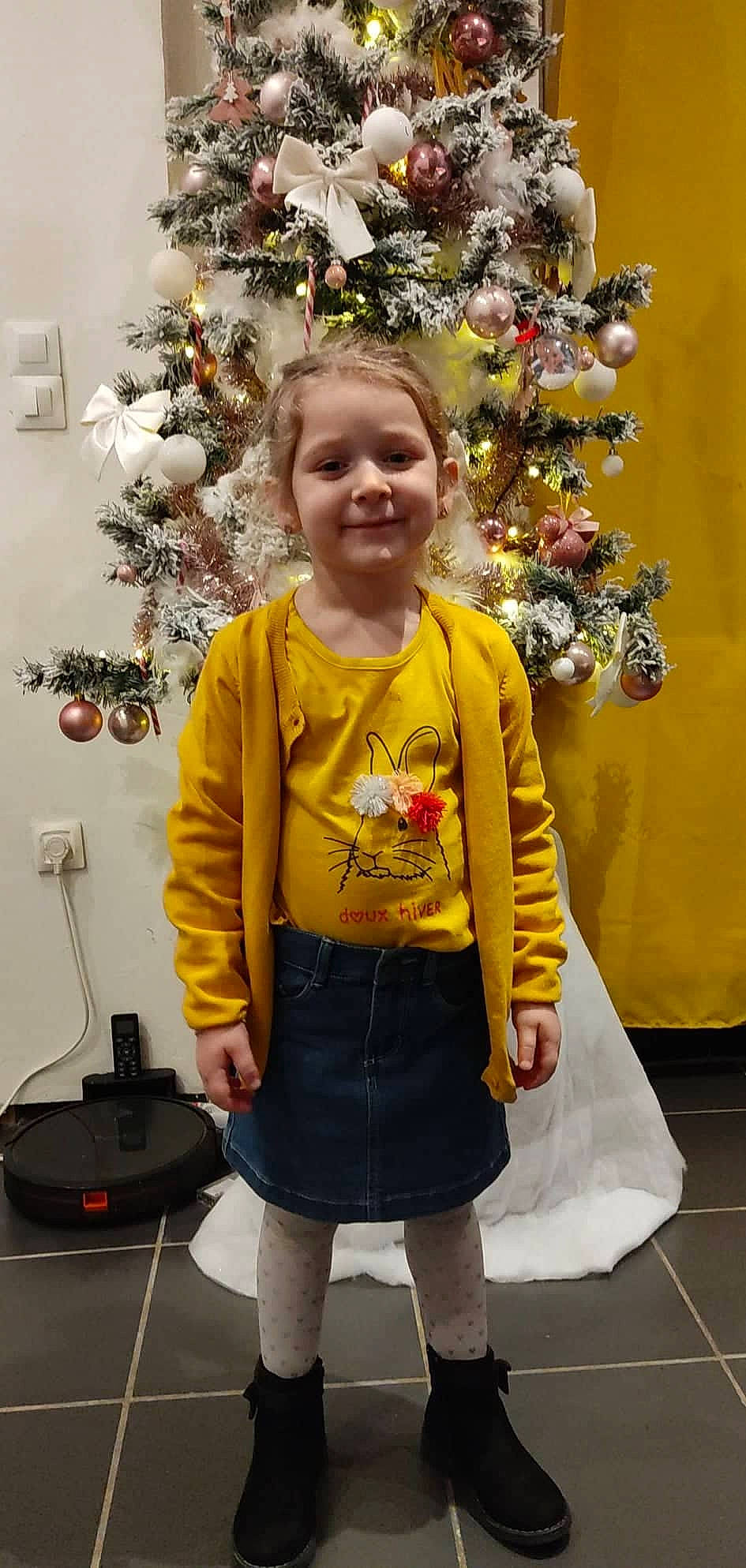 Anaelle participe au concours pour gagner de l'argent avec cette photo : baby_toddler_clothing, child, christmas_decoration, christmas_ornament, christmas_tree, event, happy, holiday, holiday_ornament, joy, ornament, person, photograph, plant, sleeve, smile, snapshot, standing, toddler, tree